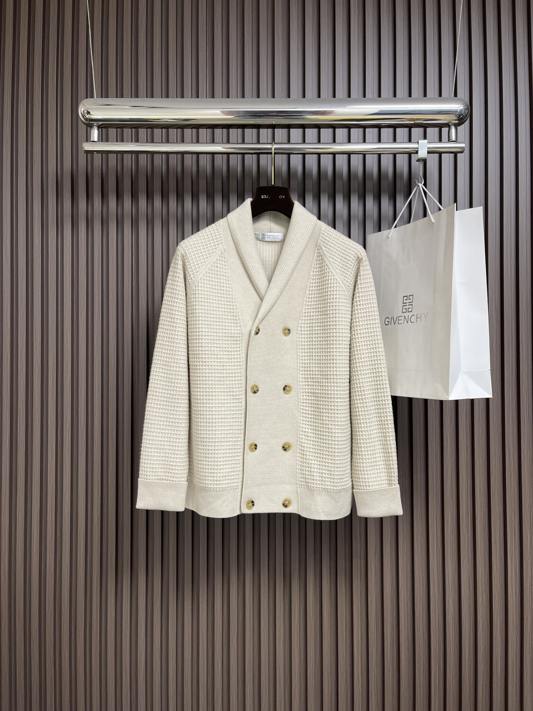 NO:567757,LP Loro Piano2025SS new autumn and winter knitted V-neck cardigan sweater has a classic design and great appearance. The quality is impeccable and the quality control can be purchased directly. It is a high-end product that cannot be faulted! You can feel its powerful aura through the detailed pictures. It has a remarkable effect of gathering heat and keeping warm, so you don’t have to worry about getting a little chilly! Both fashionable and functional, the whole style looks more luxurious! Size M-3XL,,loro piana,loro piana,sweaters,alexander wang19860909LP Loro Piano2025SS秋冬新款针织V领开衫毛衣 经典设计感与颜值爆棚,品质更是无法挑剔品控可以直接入手,不容过错的高端臻品！通过细节图片便可感受到它强悍的气场,聚温保暖效果显著,完全不用担心会有一点寒意！时尚与功能性兼备,整款显得更加的奢华大气！尺码M-3XL,,loro piana,loro piana,sweaters,alexander wang,Men's clothing