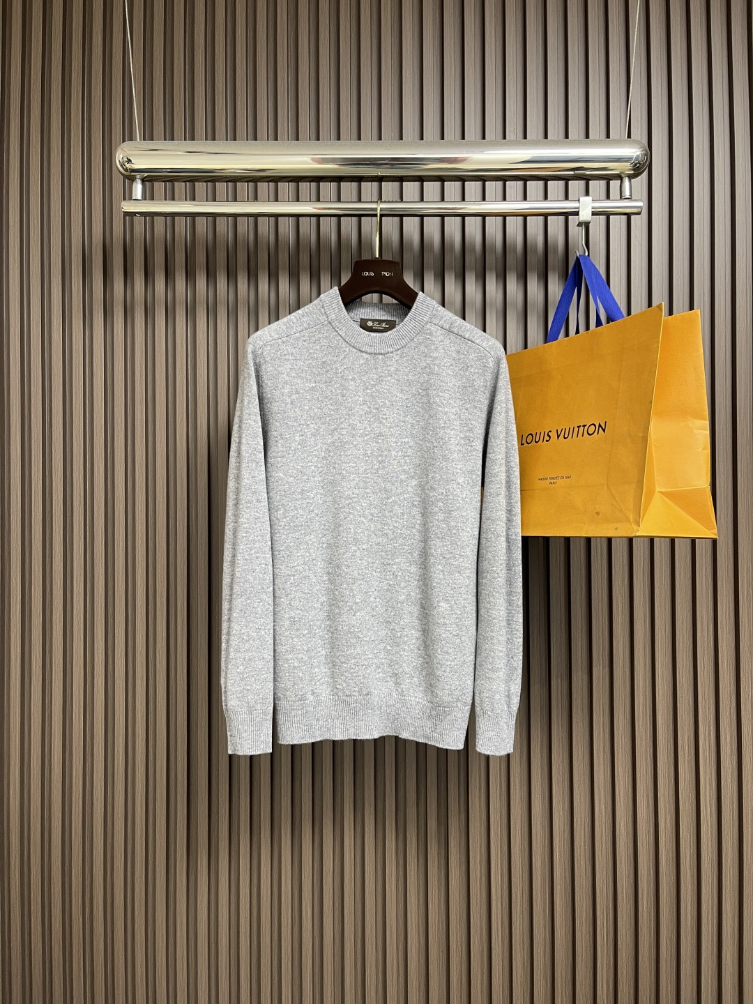 NO:567768,LP Loropiana  Round neck knitted sweater, the knitted fabric is of high quality, soft and smooth to the touch, and has excellent skin-friendliness. It feels like being wrapped gently when worn, and has a good drape, making the overall shape more elegant and casual. The classic round neck design has simple and smooth lines, which fit the curve of the neck without restraint.  It can subtly modify the neck line and add sophistication and sophistication to the overall shape. The body of the garment is made of exquisite knitting technology, with fine texture and rich layering. Under the light, it can show a low-key and high-end luster, showing a luxurious texture. Size M-3XL,, loro  piana,loro piana,sweaters,alexander wang19860909LP Loropiana 圆领针织衫毛衣,针织面料质感上乘,触感柔软顺滑,亲肤性极佳,穿着时仿佛被温柔包裹,同时兼具良好的垂坠感,让整体造型更显优雅随性.经典圆领设计,线条简洁流畅,贴合颈部曲线却毫无束缚感,能巧妙修饰颈部线条,为整体造型增添一份精致与干练.衣身采用精湛的针织工艺,纹理细腻且富有层次感,在光线映衬下,可呈现出低调而高级的光泽,尽显奢华质感.尺码M-3XL,,loro piana,loro piana,sweaters,alexander wang,Men's clothing