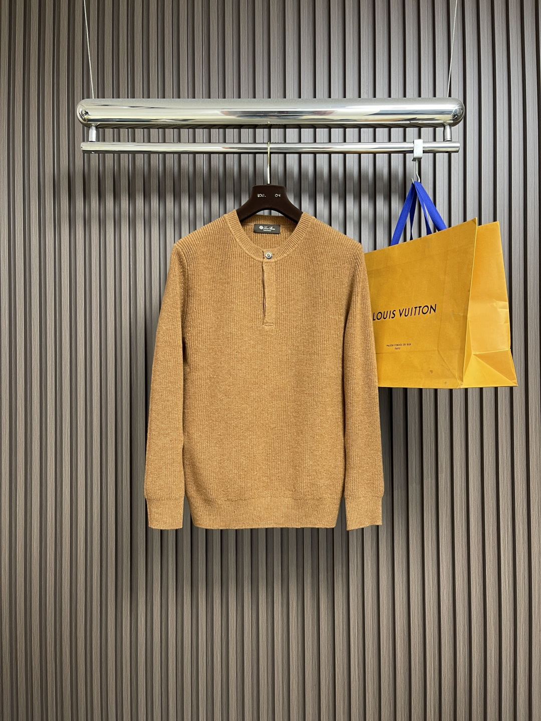 NO:567758,LP Loropiana  Henley collar button-down long-sleeve knitted sweater is made of high-quality long-staple cotton. It is knitted with 6.2-needle ingot needles imported from Germany to ensure clear and tight texture of the fabric. The fabric has been professionally dyed and dyed to perfectly restore the original color. The whole sweater has a sophisticated shape, and the wearing comfort and softness are up to the original standard. Natural yellow horn is used in the details.  The buttons are finely polished and shaped by hand to highlight the sense of quality. The finishing process uses advanced nano-washing technology, which is not only environmentally friendly and pollution-free, but also has excellent antibacterial properties. From fabric selection to production process, every link is strictly controlled to ensure that the quality of the garments is highly consistent with the original version, bringing you a comfortable and natural wearing experience. Sizes M-3XL, loro  piana,loro piana,sweaters,alexander wang19860909LP Loropiana 亨利领纽扣长袖针织毛衣,选用优质长绒棉精制而成,采用德国进口6.2针型元宝针工艺编织,确保织物纹理清晰、质地紧密.面料经过专业对色定染工艺处理,完美还原原版色调.整件毛衣版型考究,穿着舒适度与柔软度均达到原版标准.细节处选用天然黄牛角纽扣,经手工精细打磨成型,彰显品质感.后整工艺采用先进的纳米洗水技术,不仅环保无污染,还具有优异的抗菌性能.从面料选择到制作工艺,每个环节都严格把控,确保成衣品质与原版保持高度一致,为您带来舒适自然的穿着体验.尺码M-3XL,,loro piana,loro piana,sweaters,alexander wang,Men's clothing