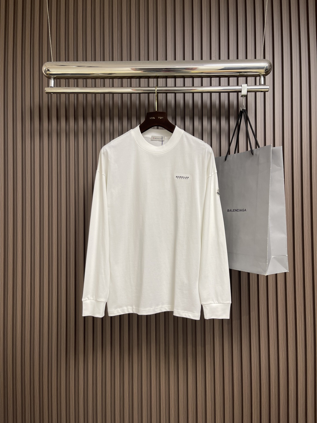 NO:567743,Moncler 2025ss new autumn and winter long-sleeved T-shirt, customized fabric, customized embroidery logo, excellent comfort and breathability, soft, anti-wrinkle, elasticity and drape. It is handsome whether worn alone or worn inside. Pursuing luxury, noble and elegant style, creating extraordinary men's taste, the visual effect is very good, extremely high-grade, simple and fashionable, a must-have choice for leisure and business. Sizes M-3XL,, tees, t-shirt, alexander wang19860909Moncler 2025ss秋冬新款长袖T恤,定制面料,定制刺绣logo,舒适性与透气性兼优,柔软抗皱弹性和垂性极佳,无论是单穿或是内搭都是帅气十足,追求奢华高贵优雅风范,打造不凡男士品味,视觉效果非常赞,档次极高,简约时尚,休闲商务必备之选.尺码M-3XL,,tees，t-shirt,alexander wang,Men's clothing