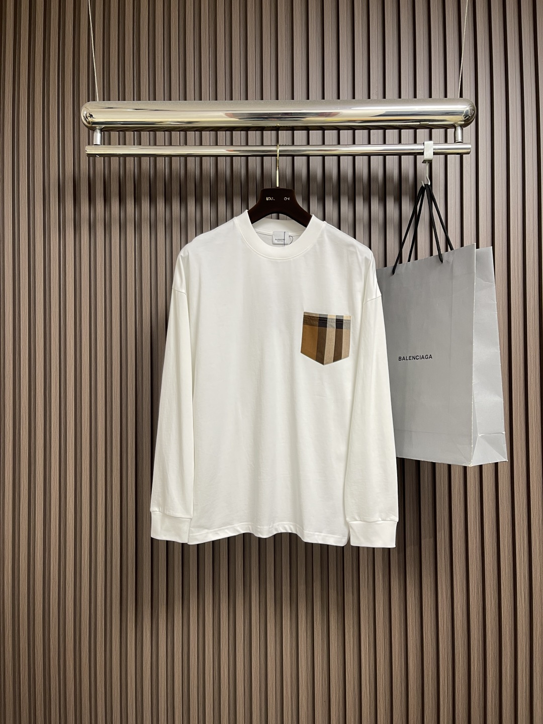 NO:567738,Burberry 2025s early autumn new long-sleeved T-shirt, basic model recommended!  The versatile God of War!  Classic plaid three-dimensional print design on the chest.  The texture is excellent, comfortable and breathable.  Unforgettable!  Customized high-quality 40-count 300g pure cotton fabric.  Comfortable and soft ~ a must-have item to wear alone or paired with!  Size M-3XL,,burberry,tees,t-shirt,alexander wang19860909Burberry 2025s早秋新款长袖T恤,基础款推荐！百搭战神！胸前经典格纹立体印花设计．质感极好舒适又透气．让人过目难忘！订制优质40支300g纯棉面料．舒适柔软～单穿搭配必备单品！尺码M-3XL,,burberry,tees，t-shirt,alexander wang,Men's clothing