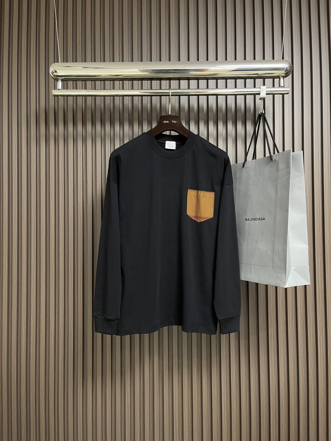 NO:656739,Burberry 2025s early autumn new long-sleeved T-shirt, basic model recommended!  The versatile God of War!  Classic plaid three-dimensional print design on the chest.  The texture is excellent, comfortable and breathable.  Unforgettable!  Customized high-quality 40-count 300g pure cotton fabric.  Comfortable and soft ~ a must-have item to wear alone or paired with!  Size M-3XL,,burberry,tees,t-shirt,alexander wang19860909Burberry 2025s早秋新款长袖T恤,基础款推荐！百搭战神！胸前经典格纹立体印花设计．质感极好舒适又透气．让人过目难忘！订制优质40支300g纯棉面料．舒适柔软～单穿搭配必备单品！尺码M-3XL,,burberry,tees，t-shirt,alexander wang,Men's clothing