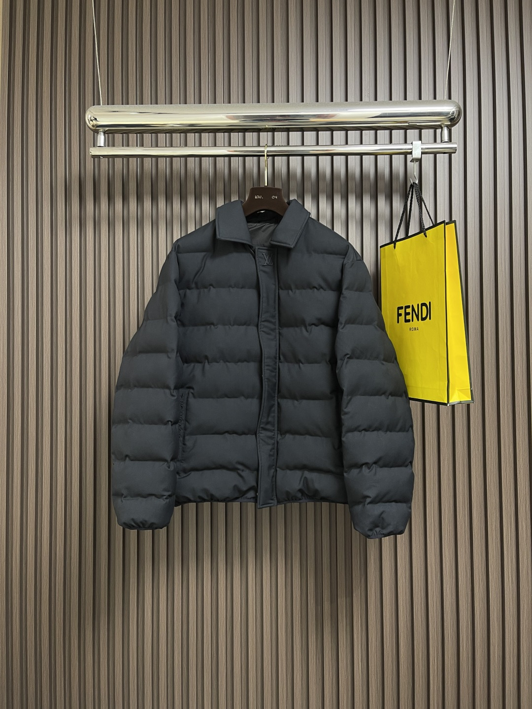 NO:571291,LV 2025SS autumn and winter new wool down cotton jacket, 500g down filling, regular waist fit, pockets on both sides, decorated with logo embroidery, zipper opening and closing custom hardware accessories, workmanship quality standards. Sizes 46-52, louis vuitton, jackets & coats, down jacket, alexander wang19860909LV 2025SS秋冬新款羊毛羽绒棉外套,500g充绒量,常束腰版型,两侧有袋,饰有Logo刺绣标识,拉链开合定制五金辅料,做工级品质标准.尺码46-52,,louis vuitton,jackets & coats,down jacket,alexander wang,Men's clothing