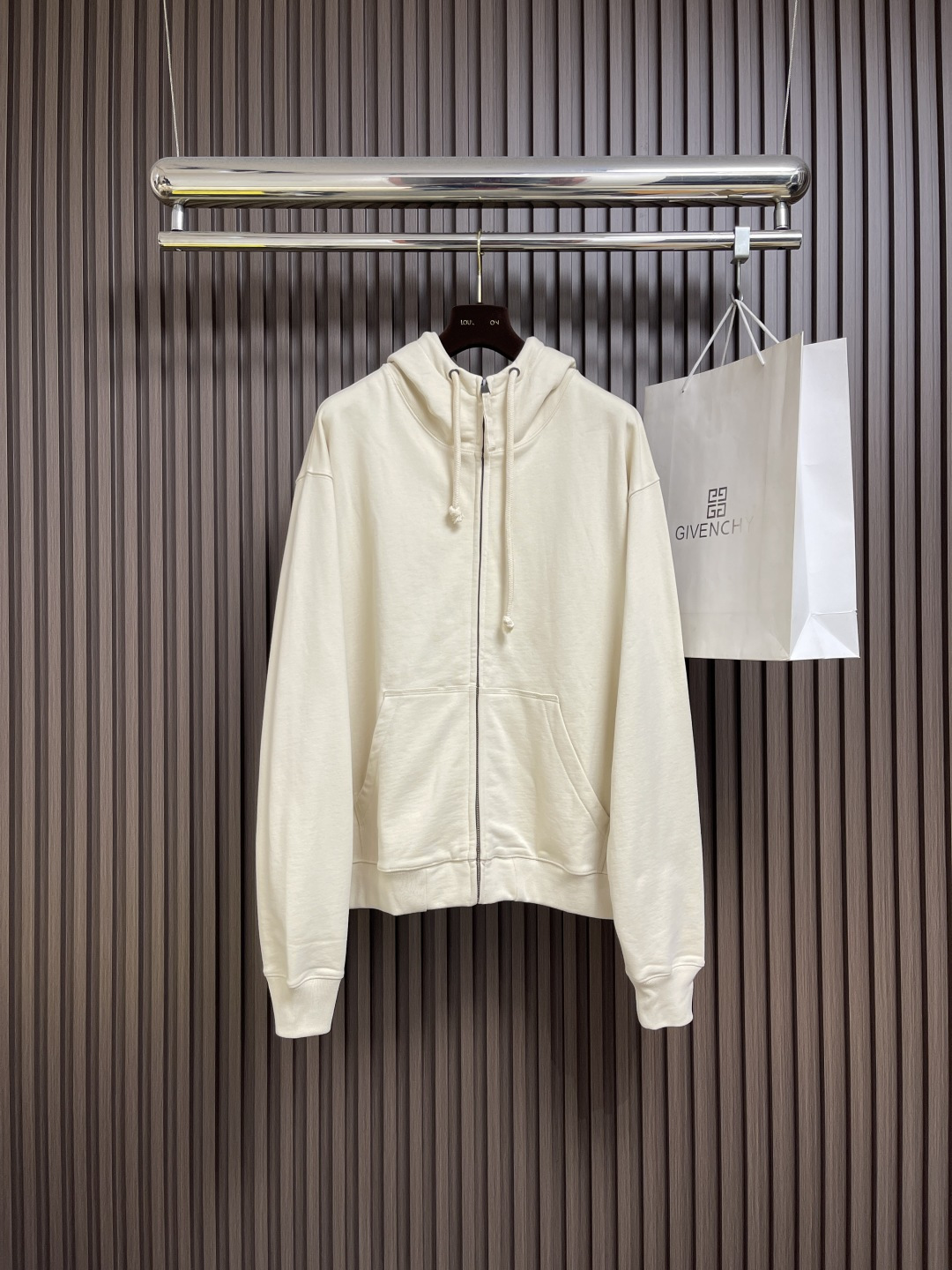 NO:569760,Maison Margiela MM6 Margiela back logo stitching, dark pattern embroidery number zipper sweatshirt jacket, original precise letters, all sizes are the same!  Customized and dyed fabrics, all black colors are reactive black, 1% shrinkage, ensuring that the garments are not easy to shrink or deform, and maintain long-term beauty. Customized complete set of mm6 accessories, craft printing + embroidery + hand-sewn four-corner markings. Sizes XS-L, masion margiela, masion margiela, hoodie, sweatshirts, jackets & coats, alexander wang19860909Maison Margiela MM6 马吉拉后背徽标缝线暗纹刺绣数字拉链卫衣外套,原版精准字母 大小均一致！定制订染面料,黑色均采用活性黑,1％缩率,确保成衣不易缩水不易变形,保持长久的美观,定制整套mm6辅料,工艺印花＋刺绣＋手工缝四角标.尺码XS-L,,masion margiela,masion margiela,hoodie,sweatshirts,jackets & coats,alexander wang,Men's clothing