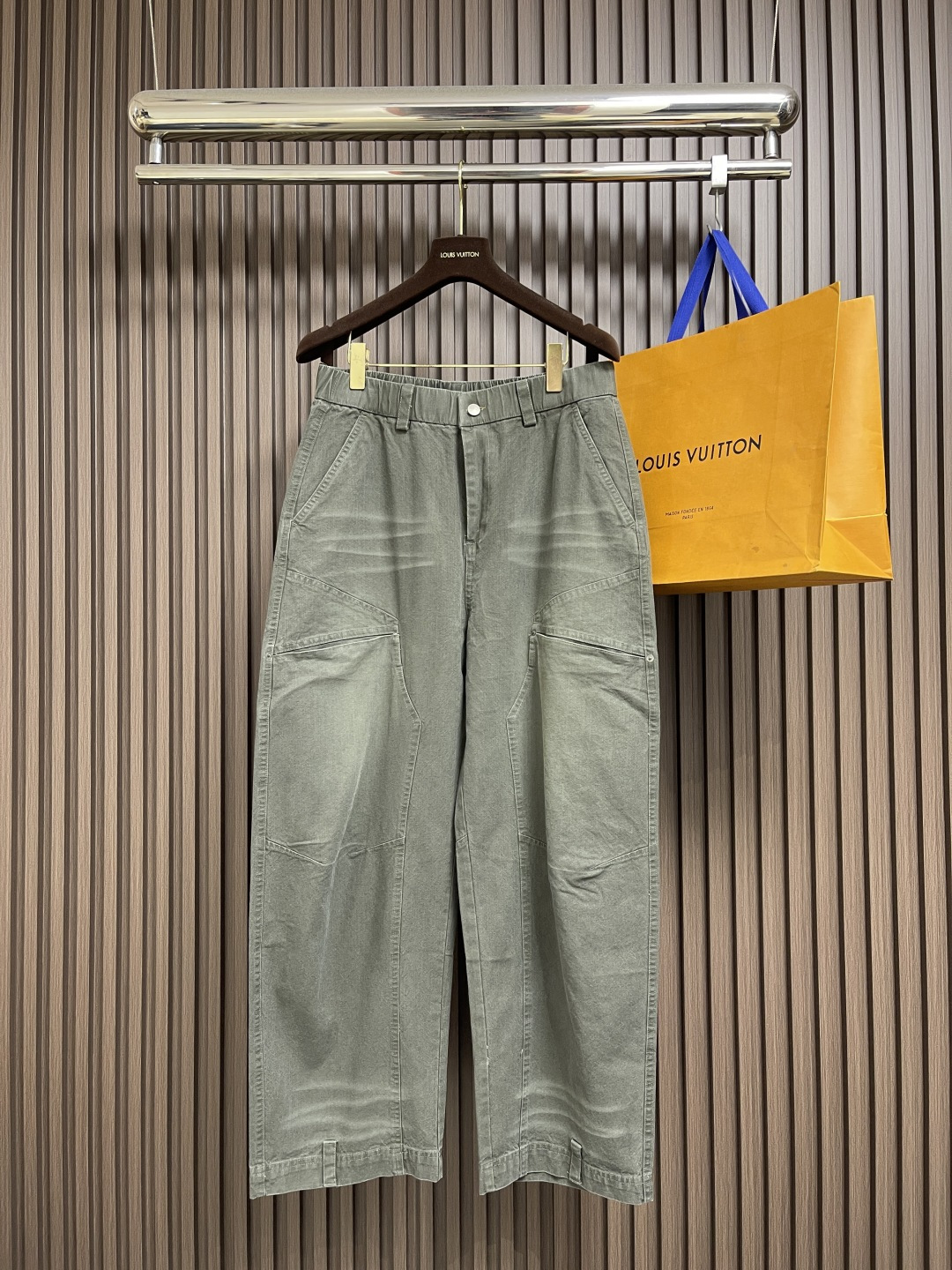 NO:571303,MM6   Camouflage cargo pocket pants are a pioneering fusion of deconstruction and workwear aesthetics. When deconstruction genes meet the hard-core tone of workwear style, these camouflage cargo pocket pants use a pioneering design to reshape the artistic sense of daily wear. The gray-tone camouflage texture is low-key and full of details, and the wide silhouette is compatible with multiple styles. Whether it is paired with an avant-garde top to create a show-level look, or it collides with a simple T-shirt for a casual look, it can accurately grasp the 'advanced and effortless' dressing philosophy. Detailed  The multi-dimensional work pockets with brand recognition are fully displayed in the knots. They are both practical and design. The aged metal buckles and neat stitching outline the exquisite hand-made feeling. The skin-friendly texture of the cotton fabric is suitable for all-season wear. The humanized design of the elastic waistband allows comfort and style to coexist. From the street to the show, it breaks the style boundaries, with Margiela-style deconstructed aesthetics, allowing you to show your unique avant-garde taste in daily wear. Sizes XS-L, masion   margiela,masion margiela,tees,t-shirt,alexander wang19860909MM6 迷彩工装口袋裤,解构主义与工装美学的先锋融合,当解构基因邂逅工装风的硬核腔调,这条迷彩工装口袋裤以先锋设计重塑日常穿搭的艺术感.灰调迷彩肌理低调又充满细节感,宽大的廓形剪裁兼容多元风格,无论是搭配先锋上衣打造秀场级造型,还是与简约T恤碰撞出随性都能精准拿捏'高级不费力'的穿搭哲学.细节处尽显品牌辨识度多维度工装口袋兼具实用性与设计感,做旧金属扣与利落缝线勾勒出手工感的精致,棉面料的亲肤质感适配全季穿着,松紧腰头的人性化设计让舒适与造型感并存.从街头到秀场,它打破风格边界,以马吉拉式的解构美学,让你在日常穿搭中也能彰显独树一帜的先锋品味.尺码XS-L,,masion margiela,masion margiela,tees，t-shirt,alexander wang,Men's clothing