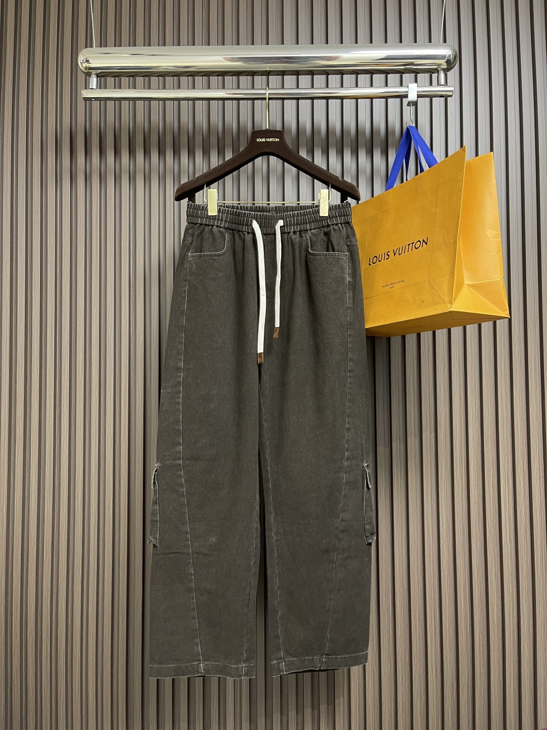 NO:571280,BV brown coffee three-dimensional overalls. BV brown coffee three-dimensional overalls with full autumn and winter atmosphere are here!  Selected high-quality cotton material, made with Italian craftsmanship, high-end texture and skin-friendly, warm and comfortable to wear in autumn and winter. The brown coffee color is retro and versatile, easily adaptable to various styles. The three-dimensional work pocket design is not only practical, but also adds a tough and handsome street feel. Elastic waistband  Equipped with a white drawstring, it is easy to adjust and has a layered look, and is friendly to various waist sizes. Whether it is paired with a simple style to create a casual and casual style, or combined with it to create a cool look, it can be held perfectly and is a perfect tool for autumn and winter wear ~ Sizes XS-L,, bottega  veneta,alexander wang19860909BV 棕咖立体工装裤.秋冬氛围感拉满的BV棕咖立体工装神裤来啦！精选优质棉料,意大利匠心制作,质感高级又亲肤,秋冬穿着温暖又舒适.棕咖色调复古又百搭,轻松适配各种风格.立体工装口袋设计,不仅实用性拉满,还增添了硬朗帅气的街头感.松紧腰搭配白色抽绳,调节方便又显层次感,对各种腰围都很友好.无论是搭配简约打造休闲随性风,还是与组合出酷飒感,它都能完美hold住,妥妥的秋冬穿搭利器～尺码XS-L,,bottega veneta,alexander wang,Men's clothing