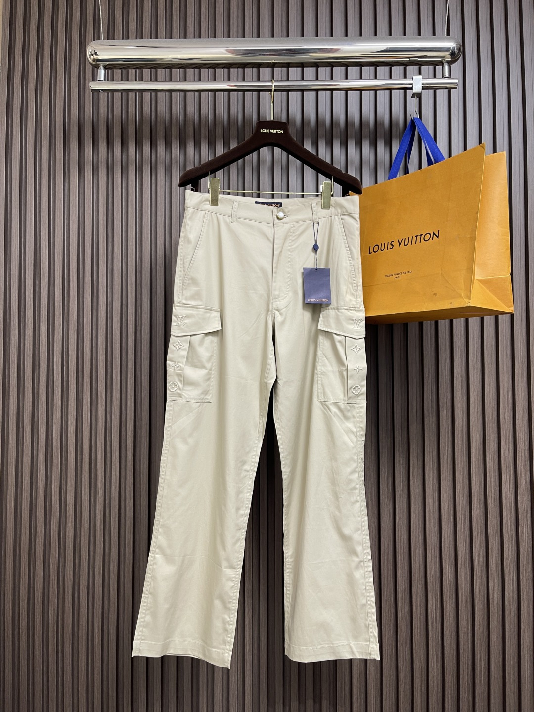 NO:569779,LV 2025ss new overalls, these overalls are made of fine silk and cotton blend, making them a good choice during the changing seasons. The overalls pockets are embroidered with logos, and the Louis Vuitton Malletier patch is embellished above the right back pocket, adding a sophisticated touch to daily looks. Sizes S-XL 46-52,, louis vuitton, louis vuitton, alexander wang19860909LV 2025ss新款工装裤,本款工装裤取材细腻丝棉混纺,成就换季时节佳选.工装口袋呈现刺绣标识,右侧后袋上方点缀 Louis Vuitton Malletier 贴饰,为日常造型注入考究气息.尺码S-XL 46-52,,louis vuitton,louis vuitton,alexander wang,Men's clothing