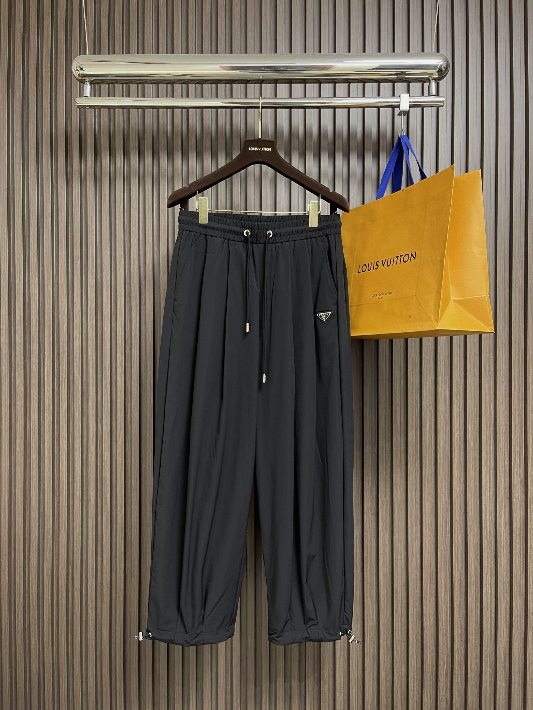 NO:571278,Prada  The new 2025ss autumn and winter wide-leg pants are made of cotton material, which is not only skin-friendly and breathable, but also has excellent moisture absorption, allowing you to stay comfortable and comfortable at all times. The iconic triangle logo is embellished on the trousers, instantly enhancing the overall recognition and highlighting Prada's unique brand charm. The wide wide-leg design is not only fashionable, but also smart  It beautifully modifies the leg lines. The drawstring design at the waist, with elastic elastic bands, allows the waist to be freely adjusted to meet the needs of different body shapes. The detailed design at the trouser legs adds a bit of casualness and unruliness. The double-layer structure not only enriches the visual hierarchy, but also upgrades the texture. Sizes XS-L, prada, alexander  wang19860909Prada 2025ss秋冬新款阔腿裤,甄选棉材质,不仅亲肤透气,还具备出色的吸湿性,能让你时刻保持自在舒爽.标志性的三角徽标点缀于裤身,瞬间提升整体辨识度,彰显Prada的独特品牌魅力.宽大的阔腿版型设计,不仅充满时尚感,还能巧妙修饰腿部线条.腰部的抽绳设计,搭配弹性松紧带,可自由调节腰围,满足不同身材需求.裤脚处的细节设计,增添了几分随性与不羁.双层结构不仅丰富了视觉层次,更在质感上实现了升级.尺码XS-L,,prada,alexander wang,Men's clothing