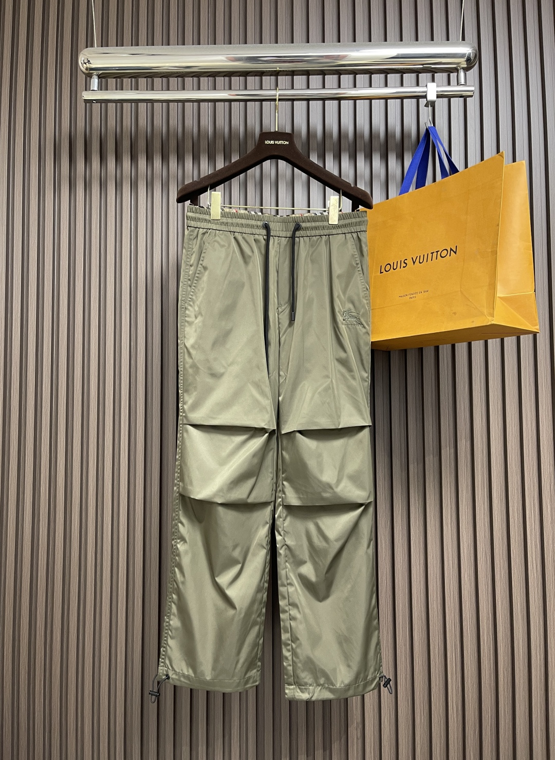 NO:572203,Burberry 2025ss autumn and winter knight badge embroidered logo sports casual pants, the versatile shape makes everything full of vitality.  Imported polyester nylon fabric, tailoring design with consistent casual and fashionable techniques.  The latest quilting technology creates a delicate texture of the fabric, which is unique and exquisite.  The most comfortable pants that are not restrictive or formal.  The drawstring design, elastic waist and trouser leg design make sports and leisure more casual and pure.  The cross-stitched Pegasus badge logo + Pegasus embroidered logo of the same color distinguishes its own value, and the folding effect of the pants body is a unique detailed design and a youthful and energetic atmosphere.  Size XS-L,,burberry,alexander wang19860909Burberry 2025ss秋冬骑士徽章绣花标识运动休闲裤,百搭效应的造型让一切充满活力．进口聚酯纤维尼龙面料,裁剪设计一贯的休闲时尚手法．最新绗缝技术造就面料的细腻纹理,独特精致．不约束不拘谨隶属最舒服的裤子．抽绳设计弹力腰身和裤脚设计让运动休闲的更随性更纯粹． 十字绣花飞马徽章标识＋同色系飞马刺绣Logo区别自身价值,裤身折叠效应与众不同的细节设计和青春活力的气息．尺码XS-L,,burberry,alexander wang,Men's clothing