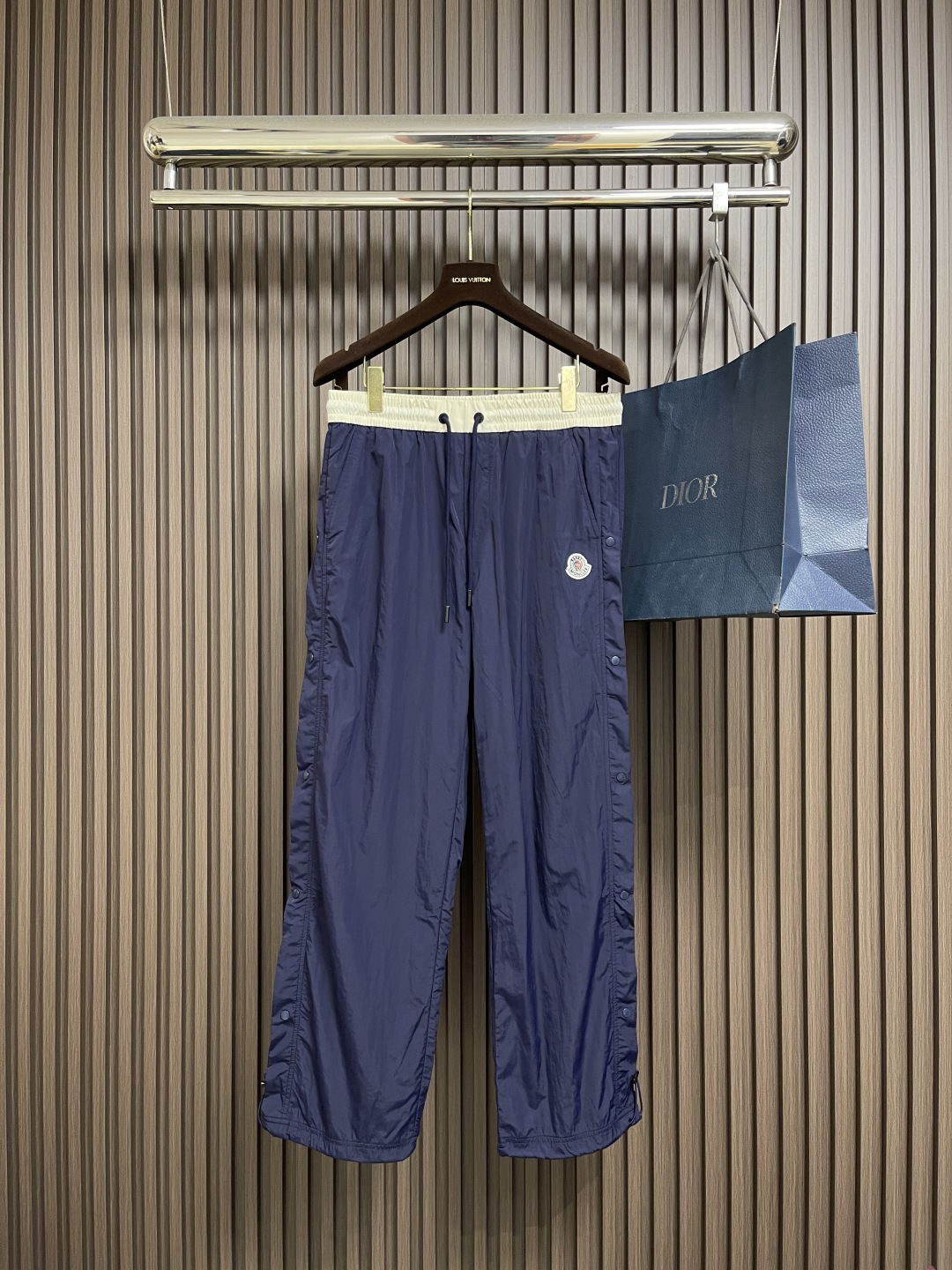 NO:571310,Moncler  2025SS early autumn new sports casual pants. These pants are very versatile and have an elastic waist. They can be worn for daily work and outdoor sports. They are the perfect combination of fashion and leisure and outdoor sports. Extreme comfort and quick perspiration are the most popular focuses. They improve wearing comfort and are suitable for aerobic exercise and cross-country running. This is a running casual pants with an extremely wide range of applications, allowing you to naturally maintain your love for sports in the summer and also wear it in leisure life. Sizes XS-L, alexander wang19860909moncler 2025SS早秋新款运动休闲裤,此款裤子非常百搭,弹力腰围,日常上班户外运动都可以穿着,是时尚休闲与户外运动的完美结合,极致舒适和快速排汗是备受青睐的重点,提升穿着舒适度,适合有氧运动和越野跑条件下穿着,此款是一件适用范围极其广泛的跑步休闲裤,让你在夏天自然可以保持对运动热爱,也可以在休闲生活中穿着.尺码XS-L,,alexander wang,Men's clothing