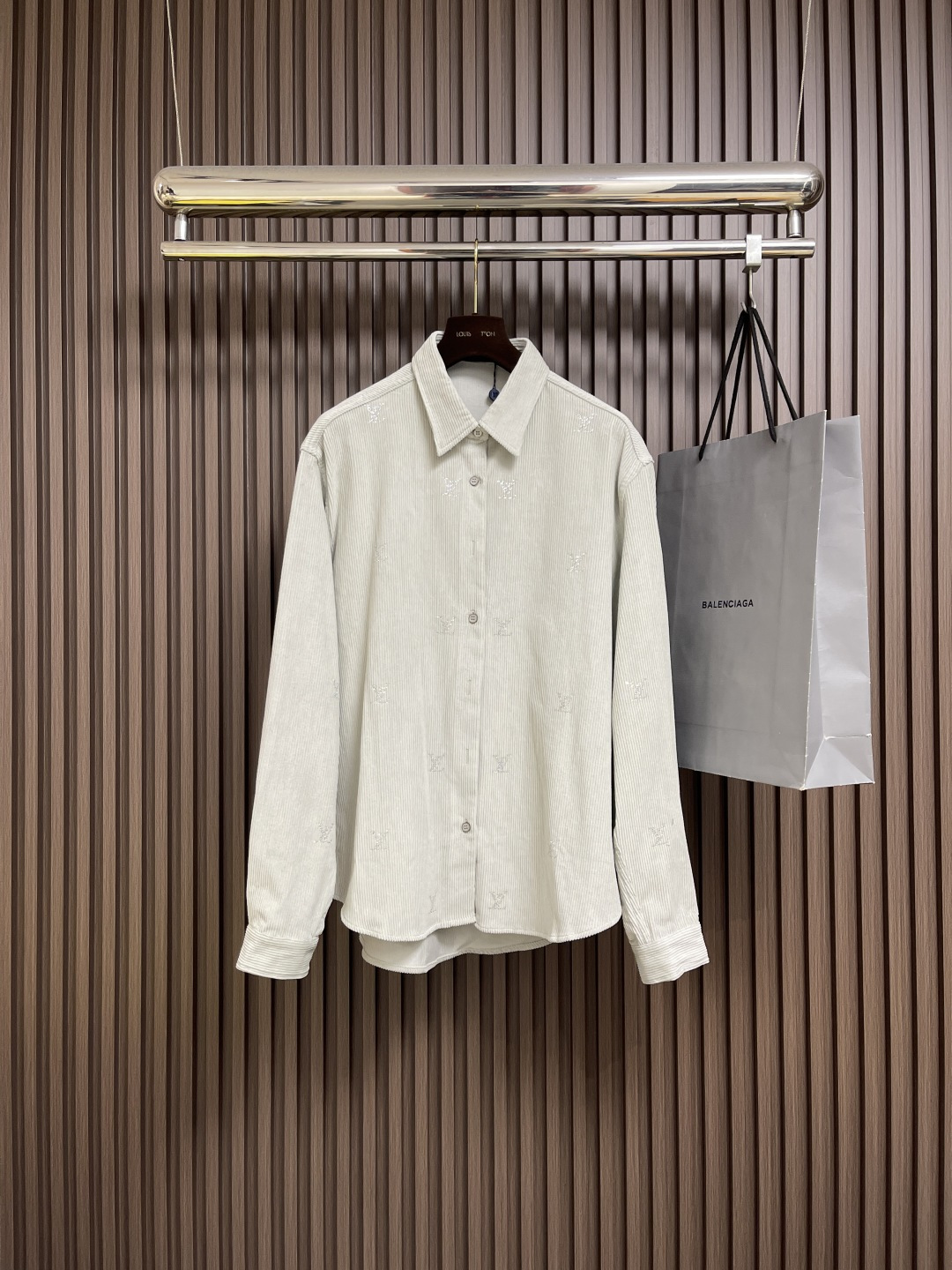 NO:569767,LV 2025SS new corduroy hot-drilled long-sleeved shirt. The fabric is made of 260g plain weave fine corduroy. It is made of imported cotton, custom-woven and dyed 95 cotton 5 nylon. This style uses German machine edge and overlock sewing machine wheat clip machine. Front snap fastening design. The whole piece uses high-quality imported Australian diamonds. Each piece of artificial hot-drilled is hot-pressed twice. Hardware accessories buttons are molded. Size S-XL, Louis  vuitton,shirts,alexander wang19860909LV 2025SS新款灯芯绒烫钻长袖衬衫,面料采用260g平纹精品灯芯绒,采用进口匹棉定织定染95棉5锦纶 该款采用德国机口打边与包缝机麦夹机 正面按扣扣合设计 整件使用高质量进口澳钻 人工烫钻每一块裁片单独烫压两次 五金辅料扣子开模.尺码S-XL,,louis vuitton,shirts,alexander wang,Men's clothing