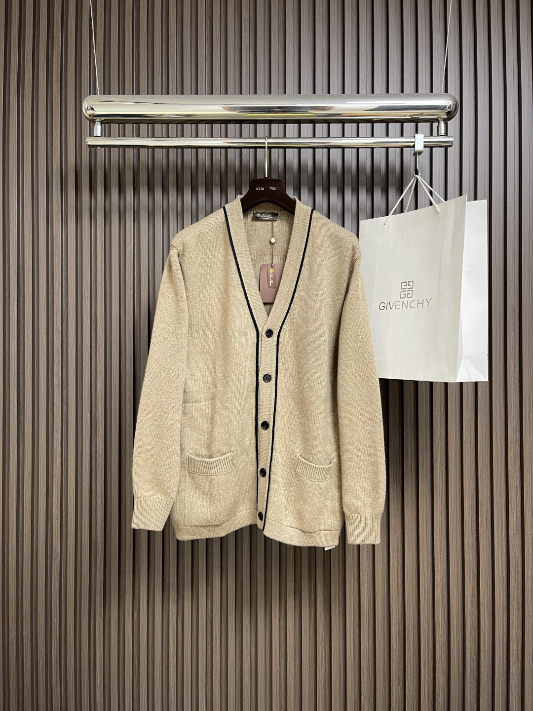 NO:571297,LP Loropiana cashmere knitted sweater cardigan, made of top-quality cashmere fabric and luxurious fibers that bring a cloud-like soft and waxy touch, and there is no tingling feeling when worn next to the body!  Exquisite knitting technology + three-dimensional tailoring, the shape is crisp and casual, with both high-end texture and relaxed atmosphere, making it easy to control a variety of styles!  Classic contrasting edge design + neat V-neck, simplicity and hidden details, low-key display of luxury taste, easily becoming the highlight of the look!  The double patch pockets are practical and beautiful, making it super convenient to carry items on your daily trips. They are both functional and fashionable!  High-quality buttons + reinforced hemming technology, durable and not easy to wear, the sense of quality runs through every detail!  Size S-M-L,,loro piana,loro piana,sweaters,alexander wang19860909LP Loropiana 羊绒针织毛衣开衫,顶级羊绒面料,奢级纤维带来云朵般柔糯触感,贴身穿也无丝毫扎感！精湛针织工艺＋立体剪裁,版型挺括又随性,兼具高级质感与松弛氛围感,轻松驾驭多种风格！经典撞色镶边设计＋利落V领,简约中暗藏细节,低调彰显奢华品味,轻松成为造型亮点！双贴袋实用又美观,日常出行随手置物超方便,兼具功能性与时尚感！高品质纽扣＋加固包边工艺,经久耐穿不易磨损,品质感贯穿每一处细节！尺码S-M-L,,loro piana,loro piana,sweaters,alexander wang,Men's clothing