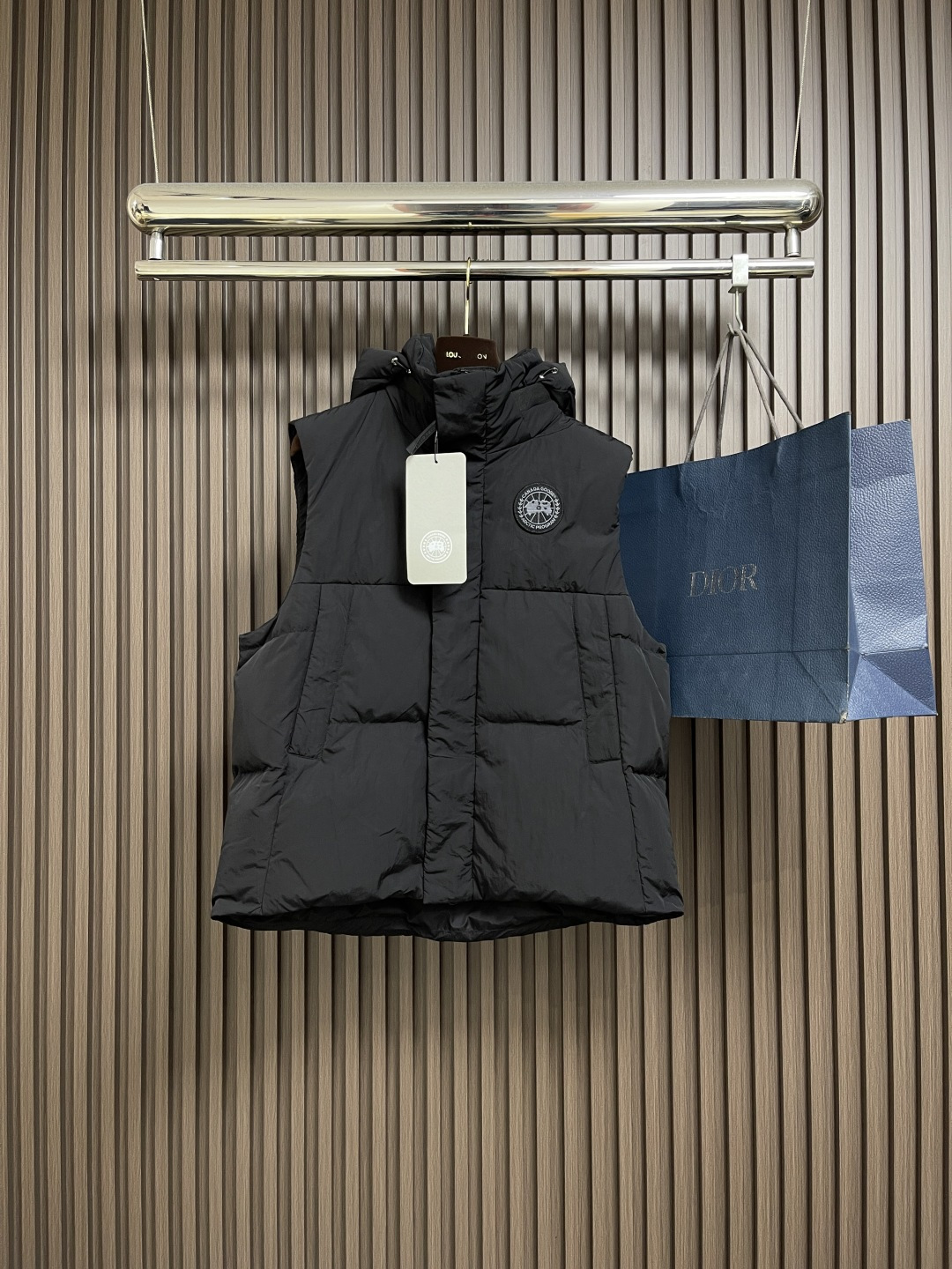 NO:569816,CanadaGooseCanada Goose  The logo hooded down vest is made of high-quality protective nylon fabric, which not only enhances the wear resistance of the surface, but also takes into account the wind resistance, ensuring excellent performance in various harsh weather conditions. 90 national standard high-quality white duck down is selected from high fill power velvet, weighing 170g, light and warm, with excellent temperature locking performance and good resilience. Three-dimensional quilting  Precision threading and reinforcement technology prevents linting and ensures that the fluffy and resilient elasticity lasts as new. The details are made of polyester-woven ribbons, and the brand letters are decorated on the ribbons through high-precision computer embroidery. The edges of the pattern are clear, the stitches are fine and even, and multiple layers of embroidery are stacked to enhance the three-dimensional effect. Sizes S-XL,,down  jacket,hats,alexander wang19860909CanadaGoose加拿大鹅 饰标连帽羽绒马甲,选用高质量的防护性尼龙面料,不仅增强了表面的耐磨性,同时兼顾防风性,确保了在各种恶劣天气条件下的出色表现.90国标优质白鸭绒精选高蓬松度绒,克重达170g,轻盈保暖,锁温性能出众,回弹性好.立体绗缝工艺精密车线加固,防止钻绒,确保蓬松回弹性持久如新.细节选用涤纶为基底编织而成的织带,通过高精度电脑刺绣,将品牌字母饰于织带之上,图案边缘清晰,针迹细密均匀,多层绣线堆叠,使其立体感得到提升.尺码S-XL,,down jacket,hats,alexander wang,Men's clothing