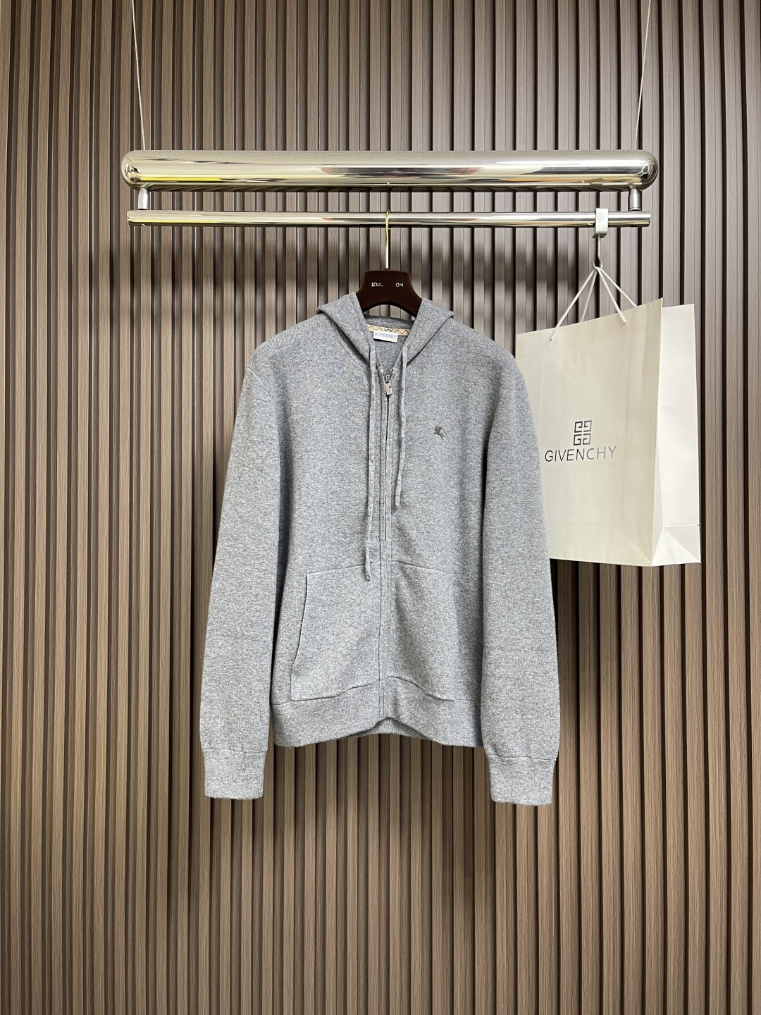 NO:569762,Burberry   The hooded sweatshirt jacket with embroidered zippers uses cashmere as the main body to dominate the feel, warmth and lightness of the fabric, while providing an unparalleled wearing experience. A small amount of polyamide and elastic fibers are added to enhance the overall durability and anti-pilling properties, and an invisible support network is woven into the soft cashmere, while also having a certain amount of elasticity for a better fit.  The curve of the human body can be freely retracted and retracted. Due to the characteristics of the fabric, the frame can be stretched just right when stretched, and a hot-melt liner is used under the wool fabric piece to provide it with a certain temporary stable support to prevent retraction after removal, causing pattern distortion, wrinkling and stitch depression. The embroidery machine's high-precision calculation program system controls the embroidery frame to move in the XY direction, while the needle shuttles up and down.  , perform embroidery according to the set path, automatically complete thread trimming, thread jumping and other actions to form a stitch track, automatically adjust the upper and lower thread tension, ensure that the stitches are smooth and have no floating threads, and form a war horse pattern with an error of ±0.1mm. Add detergent, and perform preliminary rinsing of the bulk goods at a water temperature of about 35 degrees to remove impurities during the production process, and then pass it through  Protease gently digests surface hairiness, fundamentally reduces the tendency to pilling, improves hand feel, retains softness, and eliminates irritation. Finally, after dehydration and drying, the dimensional and shape stability is improved. Sizes S-XL, burberry, hoodie, sweatshirts, jackets   & coats,hats,alexander wang19860909Burberry 饰刺绣拉链连帽卫衣外套,以羊绒为主体主导面料的手感、保暖性和轻盈感,同时提供无与伦比的着体验.少量聚酰胺和弹性纤维的喂入增强整体的耐用性和抗起球性,在柔软的羊绒中编织进了一个无形的支撑网络,同时又有一定的弹力,更好的贴合人体曲线,收放自如.,因面料特性,绷框时拉伸恰到好处,再使用热熔衬垫在毛织片下方,为其提供一定的临时稳定支撑,防止取下后回缩导致图案扭曲,起皱和针迹凹陷.绣花机高精度的计算程序系统控制绣花框在XY方向移动,同时机针上下穿梭,按照设定的路径进行刺绣,自动完成剪线、跳线等动作,形成针迹轨迹,自动调整上线和下线张力,确保线迹平整无浮线,形成误差在±0.1mm的战马图案.加入洗涤剂,将大货在约35度的水温下进行初步漂洗,去除生产过程中的杂质,再通过蛋白酶温和的消化掉表面的毛羽,从根源上减少起球倾向,改善手感,保留柔软度,消除刺激感.最后通过脱水和烘干处理之后,提升尺寸和形状稳定性.尺码S-XL,,burberry,hoodie,sweatshirts,jackets & coats,hats,alexander wang,Men's clothing