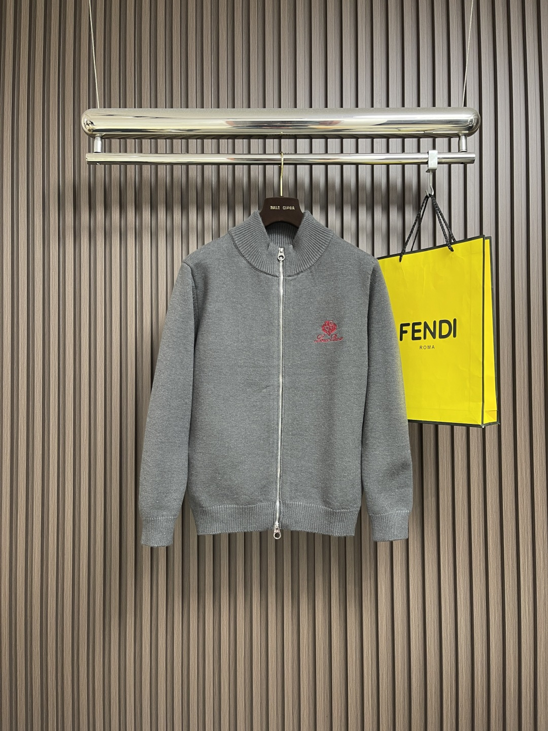 NO:571281,LP Loropiana 2025ss autumn and winter new product small turtleneck zipper knitted sweater jacket, American style classic design. Basic colors can be matched casually. This basic version is the focus. It looks good when worn alone. It is beautiful and more durable. It is super high-end when layered in autumn and winter. It is versatile for daily casual wear. Size 48-56 M-3XL 48=M Bust 110 Shoulder width 45 Clothes length 67 Sleeve length 62  50=L Bust 114 Shoulder width 47 Dress length 69 Sleeve length 63 52=XL Bust 118 Shoulder width 49 Dress length 71 Sleeve length 64 54=2XL Bust 122 Shoulder width 51 Dress length 73 Sleeve length 65 56=3XL Bust 126 Shoulder width 53 Dress length 75 Sleeve length 66,,loro piana,loro piana,jackets &   coats,sweaters,alexander wang19860909LP Loropiana 2025ss秋冬新品小高领拉链针织毛衣外套,美式穿搭经典设计 基础色随意搭配都不会出错 这种基础款版型是重点 单穿叠穿都好看 美观的同时更经久耐穿 秋冬叠穿超高级,日常休闲百搭.尺码48-56 M-3XL 48=M 胸围110肩宽45 衣长67袖长62 50=L胸围114肩宽47 衣长69袖长63 52=XL 胸围118肩宽49 衣长71袖长64 54=2XL 胸围122肩宽51 衣长73袖长65 56=3XL 胸围126肩宽53 衣长75袖长66,,loro piana,loro piana,jackets & coats,sweaters,alexander wang,Men's clothing