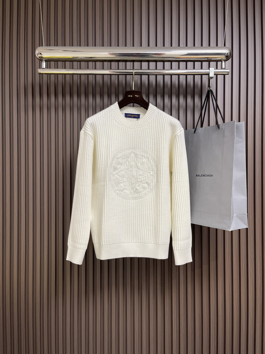 NO:571289,LV 2025SS new fall crew neck knitted sweater. This stylish black cotton crew neck sweater is decorated with the same color Monogram Macro pattern. The large Monogram Flower1V logo is integrated into the jacquard knitted fabric, showing a delicate texture effect. The soft feel and exquisite pattern add a touch of elegance to the classic and timeless look. Sizes M-XXL M size bust 108cm, length 67cm, sleeve length 57cm  Size L, bust 112cm, length 69cm, sleeve length 58cm, size XL, bust 116cm, length 71cm, sleeve length 59cm, size XXL, bust 120cm, length 73cm, sleeve length 60cm,,louis vuitton,sweaters,alexander wang19860909LV 2025SS秋季新款圆领针织毛衣,这款时尚的黑色棉质圆领衫,饰有同色系Monogram Macro图案,大号Monogram Flower1V标志融入提花针织面料,呈现出精致的纹理效果.柔软的手感和精致的图案,为经典隽永的造型增添一抹优雅气息.尺码M-XXL M码胸围108cm 衣长67cm 袖长57cm L码胸围112cm衣长69cm 袖长58cm XL码胸围116cm 衣长71cm袖长59cm XXL码胸围120cm衣长73cm 袖长60cm,,louis vuitton,sweaters,alexander wang,Men's clothing