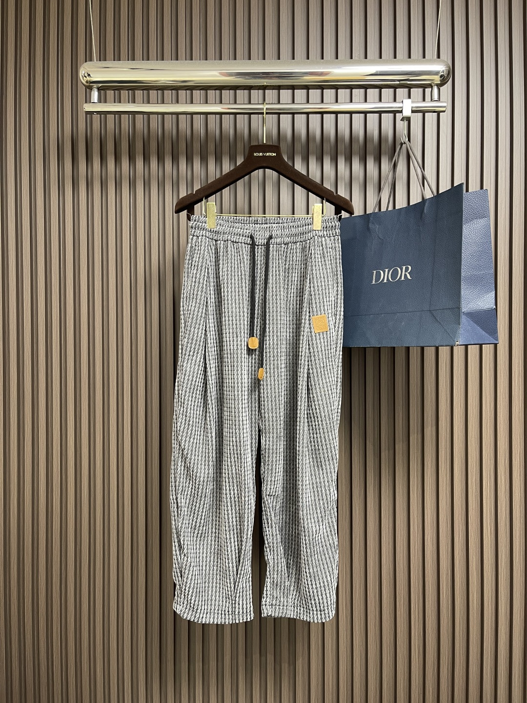 NO:571307,The complete loewe patchwork plaid hooded half-zippered jacket and casual pants suit, the fabric is made of custom-dyed high-density plaid fabric. The minimum order quantity is 1000 meters. The minimum order quantity is 8 strips of threaded spliced knitted fabric. The hardware is molded and engraved. The zipper is made of real ancient silver zipper. Customized mold opening and precise operation. Grid alignment.  The overall wiring is straight and delicate, the fabric is comfortable and soft, and the color is consistent without color difference. It can be matched with the same style to create a fashionable look and control various occasions. Customized accessories, complete with three standards, same style for men and women!  Size M-3XL Top M size bust 120 length 68 sleeve length 56 shoulder width 55 L size chest size 124 length 70 sleeve length 57 shoulder width 57 XL size chest size 128 length 72 sleeve length 58 shoulder width 59 2  Bust 136, length 76, sleeve length 60, shoulder width 63, pants M, waist 70, trouser length 102, 46 feet, L, waist 72, trouser length 104, 47 XL, waist 74, trouser length 106, 48 2  coats,hats,alexander   wang19860909整套 loewe 拼接格纹连帽半拉练外套休闲裤套装,面料采用订染高密格纹面料起订量1000米 螺纹 拼接针织面料8条布起订 五金开模刻字 拉链采用真古银拉链 开模定制 精密操作 对格对位 整体走线平直细腻,面料舒适柔软,颜色一致无色差,能与同款搭配营造时尚造型,驾驭各种场合,定制辅料,三标齐全,男女同款！尺码M-3XL 上衣 M码胸围120 衣长68袖长56 肩宽55 L码 胸围124 衣长70袖长57 肩宽57 XL码胸围128 衣长72袖长58 肩宽59 2XL码 胸围132衣长74袖长59 肩宽61 3XL码 胸围136衣长76袖长60 肩宽63 裤子 M码 腰围70裤长102脚口46 L码腰围72裤长104脚口47 XL码 腰围74 裤长106脚口48 2XL码腰围76 裤长108脚口49 3XL码腰围78 裤长110脚口50,,loewe,jackets & coats,hats,alexander wang,Men's clothing