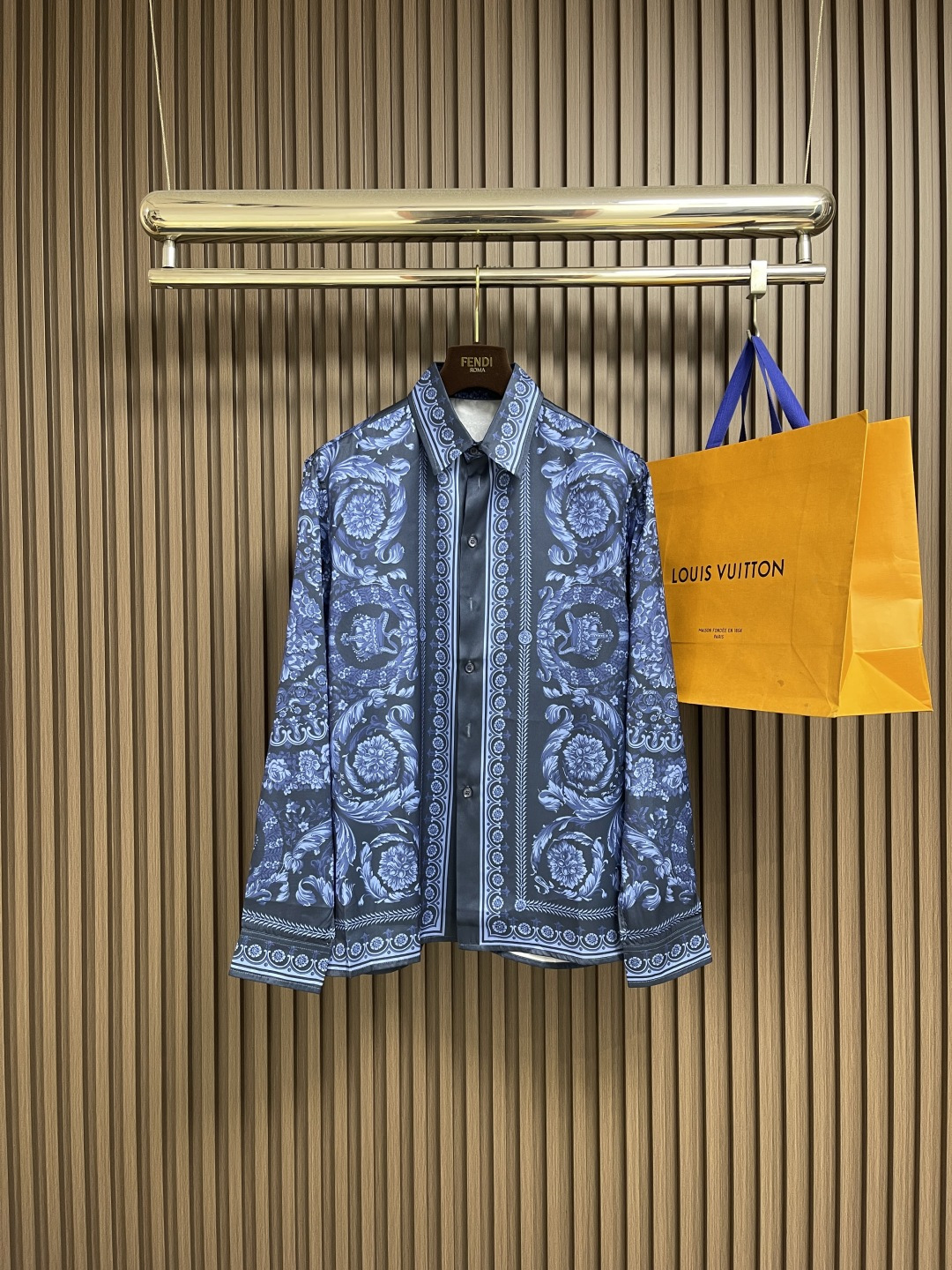 NO:572191,versace Versace, Men's Barocco Technical Silk Shirt Long Sleeve Top, This long-sleeved silk shirt features button closure and features the brand's signature Barocco print, a much-loved brand logo featuring thistle leaves, Barocco print, button front, collar. Sizes 46-52,,versace,versace,shirts,real silk,alexander wang19860909versace范思哲,男士Barocco科技真丝衬衫长袖上衣,此款长袖真丝衬衫采用钮扣闭合,饰有品牌标志性的Barocco印花,一种深受喜爱的品牌标识,饰有叶蓟属植物叶片,Barocco印花,正面系扣,有领.尺码46-52,,versace,versace,shirts,real silk,alexander wang,Men's clothing