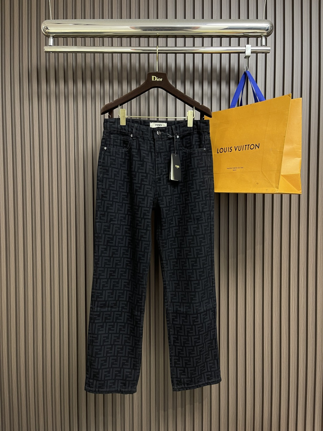 NO:572209,Top Jeans Fendi black FF denim jacket jacket jeans suit, long-sleeved single-breasted jacket with shirt collar. Buttoned flap pockets on the chest, side welt pockets. Adjustable button strap at the back of the waist. Metal logo button fastening. Made of black denim, decorated with all-over laser-cut matching color FF pattern. Size 38-40-42-44 S-XL,,fendi,jeans,jackets & coats,jackets & coats,shirts,alexander wang19860909上衣 牛仔裤 Fendi 黑色FF牛仔夹克外套牛仔裤套装,衬衫领长袖单排扣夹克.胸前系扣翻盖口袋,侧面贴边口袋.腰部背面有可调系扣带.金属标志纽扣开合.黑色牛仔布材质,饰全幅激光切割相搭色系FF图案.尺码38-40-42-44 S-XL,,fendi,jeans,jackets & coats,jackets & coats,shirts,alexander wang,Men's clothing