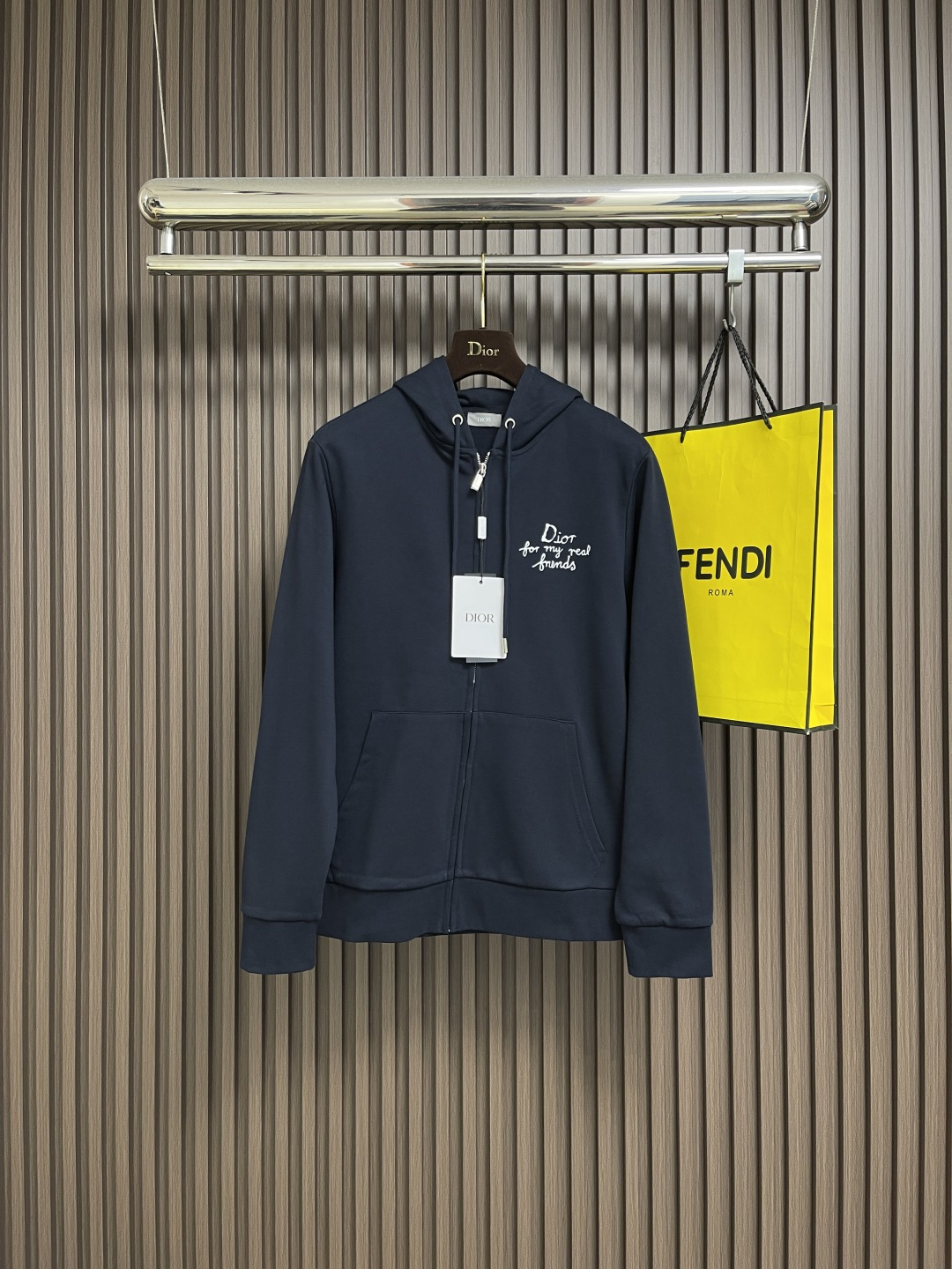 NO:656769,Dior 2025ss new hooded zipper sweatshirt is a new product in the 2025 autumn series, from the AND LEWIS HLTON limited series. It is carefully made of cotton fabrics, decorated with handwritten logo graffiti printing, and reinterprets the logo in a graphic style. It can be matched with the joint series to create a refined look. Sizes M-3XL  Shoulder width 46 Length 71 Sleeve length 6519860909Dior 2025ss新款连帽拉链卫衣,是二零二五秋季系列新品,来自 AND LEWIS HLTON 限定系列.采用棉质面料精心制作,饰以手写logo涂鸦印花,以图形风格重新诠释 标志.可与该联名系列的搭配,打造精致的造型.尺码M-3XL M码 胸围112 肩宽44 衣长69 袖长64 L码 胸围116 肩宽46 衣长71 袖长65 XL码胸围120 肩宽48 衣长73 袖长66 2XL码 胸围124肩宽50 衣长75 袖长67 3XL码 胸围128 肩宽52 衣长77袖长68,,dior,hoodie,sweatshirts,hats,alexander wang,Men's clothing