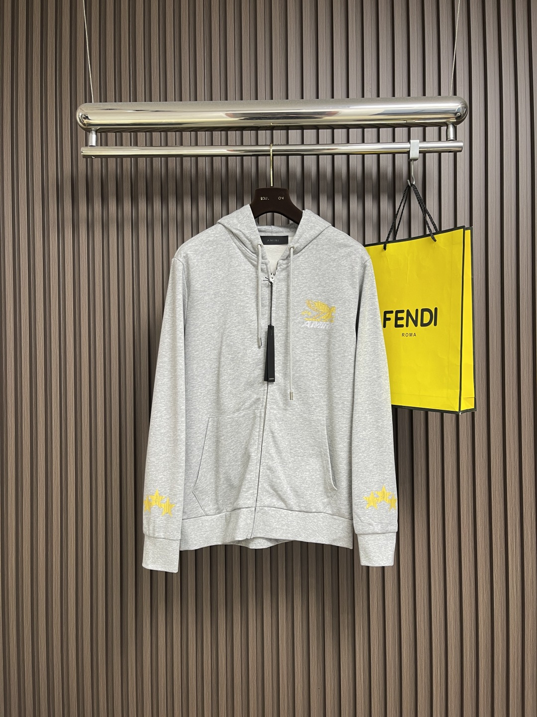 NO:572183,AMIRI 2025SS new autumn and winter hooded sweatshirt with front and rear logo printing. As the leading brand of vtg style, this sweatshirt has vintage-style letter logos printed on the front left and right back respectively. The fabric is made of high-count cotton 230g plush, lightly brushed and washed to make the fabric soft and three-dimensional. Sizes M-3XL M, bust 112, shoulder width 44, length 69, sleeve length 64 L  Bust 116 Shoulder Width 46 Dress Length 71 Sleeve Length 65   Clothing length 77, sleeve length 68,,amiri,hoodie,sweatshirts,hats,alexander wang19860909AMIRI 2025SS秋冬新款前后logo印花连帽卫衣. 作为vtg风格的领头品牌,这款卫衣左前方和正后方分别印着极具古着风格的字母logo标识,面料采用高支全棉230克毛绒轻拉毛处理后水洗定型使面料柔软而有立体感.尺码M-3XL M码 胸围112 肩宽44 衣长69 袖长64 L码 胸围116 肩宽46 衣长71 袖长65 XL码胸围120 肩宽48 衣长73 袖长66 2XL码 胸围124肩宽50 衣长75 袖长67 3XL码 胸围128 肩宽52 衣长77袖长68,,amiri,hoodie,sweatshirts,hats,alexander wang,Men's clothing