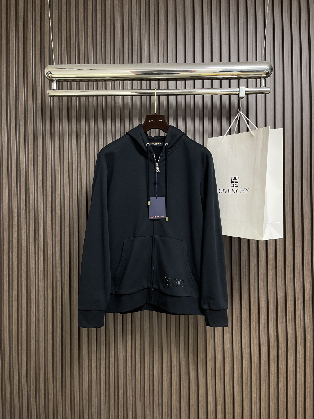 NO:651444,LV  2025SS early autumn new zipper hooded sweatshirt with cartoon print on the back. The fabric is made of 26s double gauze surface and 10s fish scale base fabric, with g rib and 21s double gauze frame. It not only ensures the texture and warmth of the clothing, but also highlights the quality in the details. The cartoon printing on the back is made with fine craftsmanship.  It adds a bright color to the simple design, and the use of terry fish scale base fabric makes the clothes feel softer and thicker, with good water absorption and warmth retention. Overall, this hoodie is not only fashionable and versatile, but also shows high-quality craftsmanship and design in the details. Sizes M-3XL  Size M Bust 112 Shoulder Width 44 Length 69 Sleeve Length 64 L Size Bust 116 Shoulder Width 46 Length 71 Sleeve Length 65  Clothing length 77, sleeve length 68,,louis vuitton,hoodie,sweatshirts,hats,alexander wang19860909LV 2025SS早秋新款后背卡通印花拉链连帽卫衣,面料采用26s双纱面和10s鱼鳞底面料,搭配g罗纹与21s双纱拉架,不仅确保了衣物的质感与保暖性,更在细节处彰显品质,后面的卡通印花工艺精细,为简约设计增添了一抹亮色,而毛圈鱼鳞底面料的运用,则让衣物手感更加松软、厚实,具备良好的吸水性和保暖性,整体而言,这款连帽衫不仅时尚百搭,更在细节处展现了高品质的工艺与设计.尺码M-3XL M码 胸围112 肩宽44 衣长69 袖长64 L码 胸围116 肩宽46 衣长71 袖长65 XL码胸围120 肩宽48 衣长73 袖长66 2XL码 胸围124肩宽50 衣长75 袖长67 3XL码 胸围128 肩宽52 衣长77袖长68,,louis vuitton,hoodie,sweatshirts,hats,alexander wang,Men's clothing