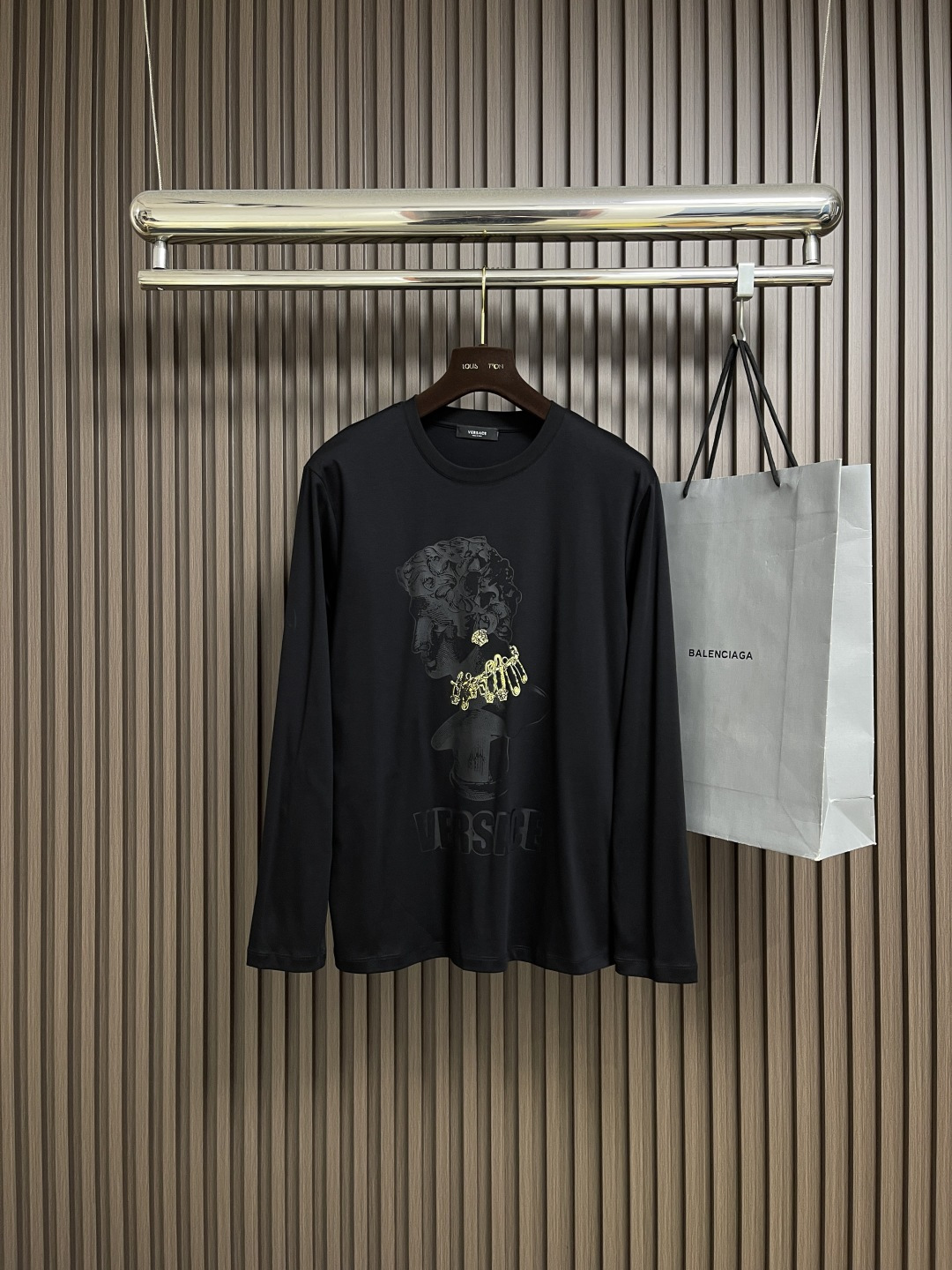 NO:656755,Versace 2025FW new autumn and winter logo printed round neck sweatshirt long-sleeved T-shirt, made of high-quality fabrics, delicate and soft feel, original custom-woven thread, exquisite workmanship, extremely high grade, handsome and stylish upper body. Size 48-56, versace, hoodie, sweatshirts, tees, t-shirt, alexander wang19860909Versace 2025FW秋冬新品logo印花圆领卫衣长袖T恤,甄选优质面料打造,手感细腻柔软,原版订织螺纹,工艺精湛,档次极高,上身帅气有型.尺码48-56,,versace,hoodie,sweatshirts,tees，t-shirt,alexander wang,Men's clothing