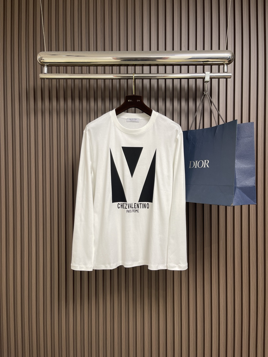 NO:572195,valentino Valentino logo printed long-sleeved T-shirt with distinctive vlogo to add romantic ingenuity. Customized 280g double yarn cotton fabric. Customized thread. Couple model. Tacit pairing. Sweet pairing. Sizes 48-56,,valentino,valentino,tees,t-shirt,alexander wang19860909valentino 华伦天奴 徽标印花长袖t恤 搭配鲜明vlogo 增添浪漫巧思 定制280克双纱棉面料 定制螺纹 情侣款 默契成对 甜蜜成双.尺码48-56,,valentino,valentino,tees，t-shirt,alexander wang,Men's clothing
