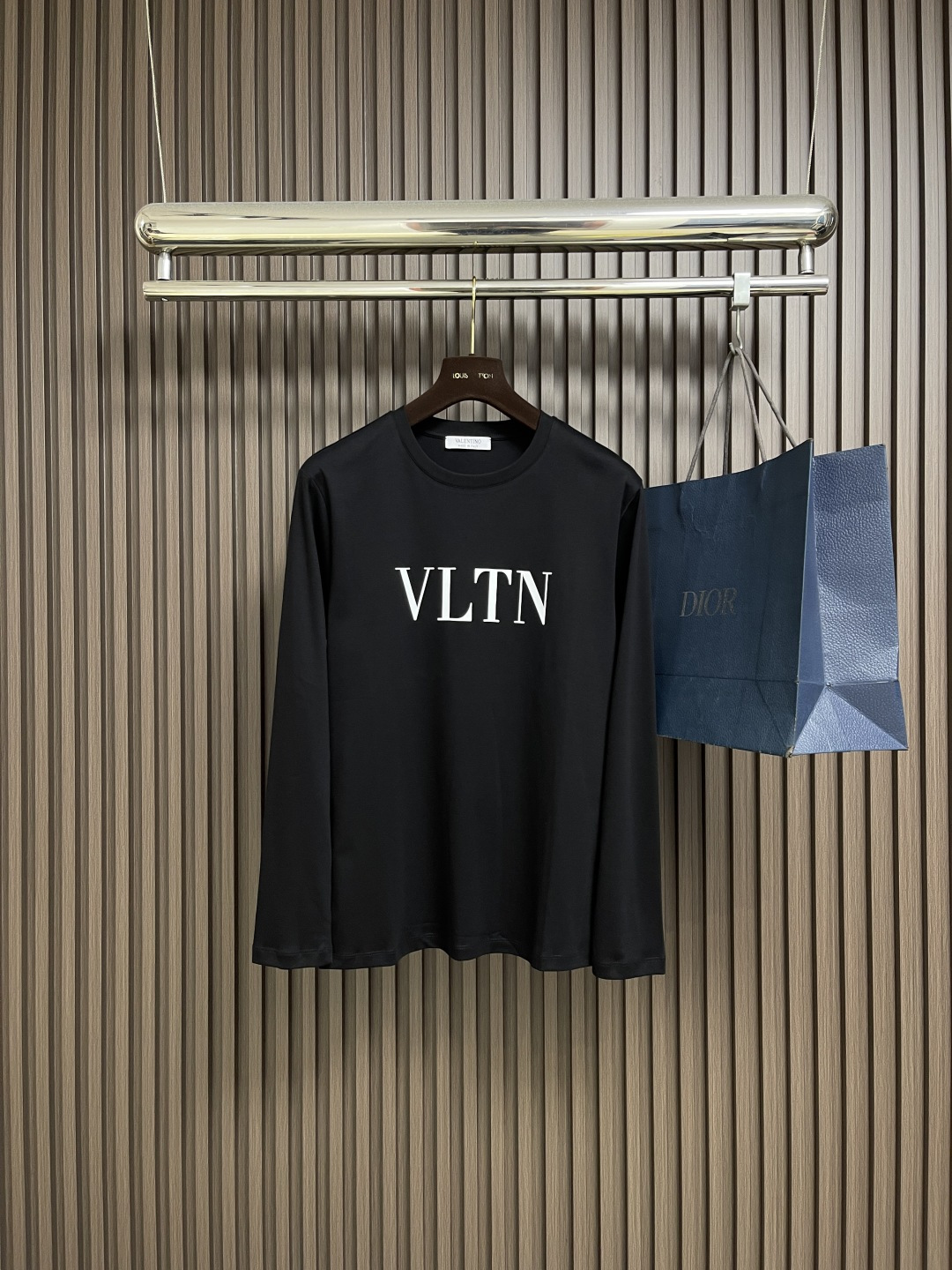NO:656775,valentino Valentino logo printed long-sleeved T-shirt with distinctive vlogo to add romantic ingenuity. Customized 280g double yarn cotton fabric. Customized thread. Couple model. Tacit pairing. Sweet pairing. Sizes 48-56,,valentino,valentino,tees,t-shirt,alexander wang19860909valentino 华伦天奴 徽标印花长袖t恤 搭配鲜明vlogo 增添浪漫巧思 定制280克双纱棉面料 定制螺纹 情侣款 默契成对 甜蜜成双.尺码48-56,,valentino,valentino,tees，t-shirt,alexander wang,Men's clothing