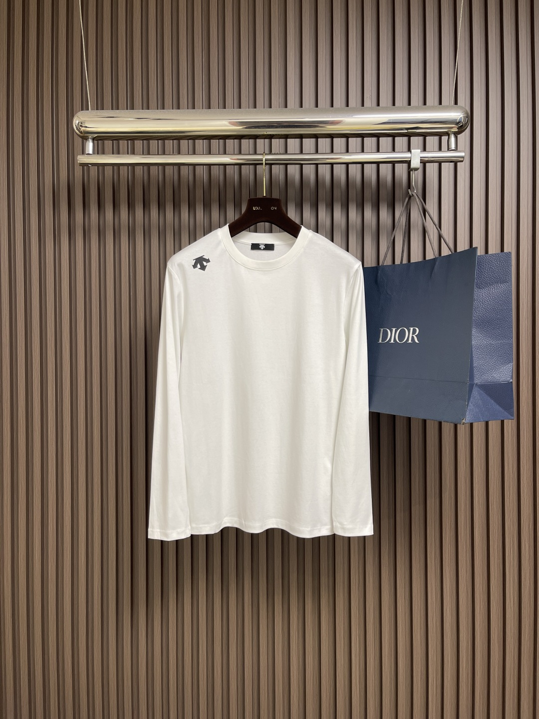 NO:572198,descente Descente's new 2025ss autumn and winter printed round neck long-sleeved T-shirt, which combines minimalist design and exquisite details. It has unique characteristics and sets off the minimalist design style. As a brand that pursues design sense and tailoring technology, the materials used will never disappoint!  Made of Solona cotton blended 400g fabric, it is noble and exquisite, and the cotton surface is full, soft and skin-friendly. Sizes 48-56, tees, t-shirt, alexander wang19860909descente 迪桑特 2025ss秋冬新款印花圆领长袖T恤,极简主义设计和精美细节于一身.别具一番特色,衬托出了极简主义的设计风格,作为一个追求设计感和裁剪工艺的品牌,用料永远不会让人失望！采用索洛纳棉混纺400克面料,高贵精致,布面棉质饱满柔软亲肤.尺码48-56,,tees，t-shirt,alexander wang,Men's clothing