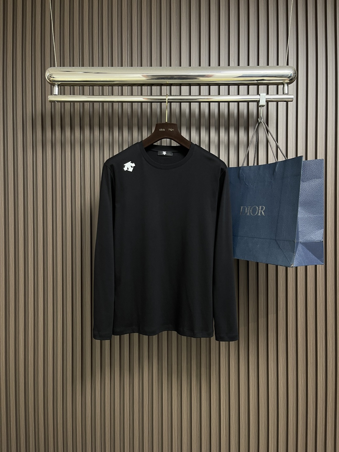 NO:656745,descente Descente's new 2025ss autumn and winter printed round neck long-sleeved T-shirt, which combines minimalist design and exquisite details. It has unique characteristics and sets off the minimalist design style. As a brand that pursues design sense and tailoring technology, the materials used will never disappoint!  Made of Solona cotton blended 400g fabric, it is noble and exquisite, and the cotton surface is full, soft and skin-friendly. Sizes 48-56, tees, t-shirt, alexander wang19860909descente 迪桑特 2025ss秋冬新款印花圆领长袖T恤,极简主义设计和精美细节于一身.别具一番特色,衬托出了极简主义的设计风格,作为一个追求设计感和裁剪工艺的品牌,用料永远不会让人失望！采用索洛纳棉混纺400克面料,高贵精致,布面棉质饱满柔软亲肤.尺码48-56,,tees，t-shirt,alexander wang,Men's clothing