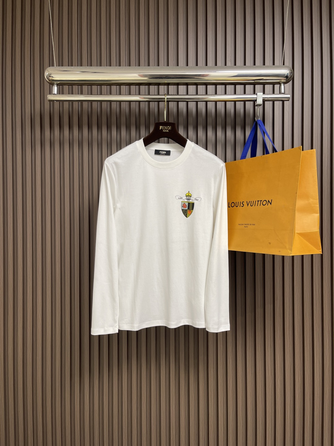 NO:656740,FENDI 2025SS Autumn classic cotton round neck sweatshirt long-sleeved T-shirt, made of 24-count special woven compact cotton fabric, weight 380g, glossy mercerized embroidery thread, dyed on the version, consistent with the color of the fabric, uniform and shiny. The three-dimensional shape is stable and not easy to deform after long-term washing. Sizes 48-56, fendi, hoodie, sweatshirts, tees, t-shirt, alexander wang19860909FENDI 2025SS秋季经典棉质圆领卫衣长袖T恤,采用24支特纺紧密棉面料,克重380g,具有光泽感的丝光绣线对版定染,与面料色泽一致,均匀有光泽度.版型立体造型稳定,久洗不易变形.尺码48-56,,fendi,hoodie,sweatshirts,tees，t-shirt,alexander wang,Men's clothing