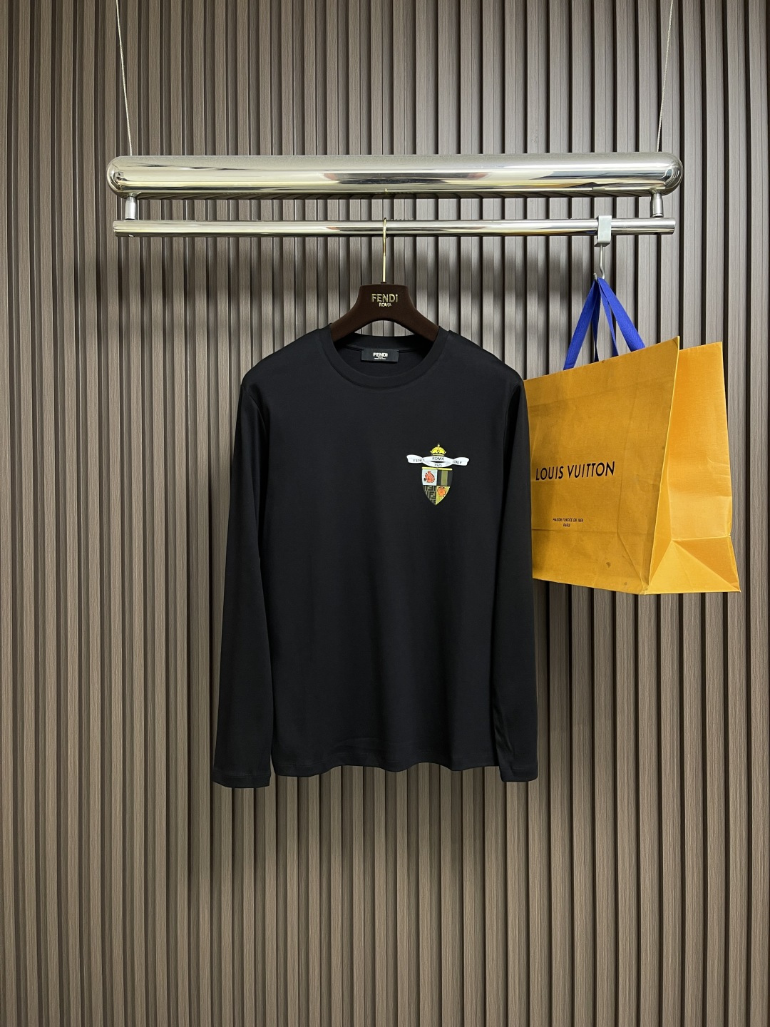 NO:572197,FENDI 2025SS Autumn classic cotton round neck sweatshirt long-sleeved T-shirt, made of 24-count special woven compact cotton fabric, weight 380g, glossy mercerized embroidery thread, dyed on the version, consistent with the color of the fabric, uniform and shiny. The three-dimensional shape is stable and not easy to deform after long-term washing. Sizes 48-56, fendi, hoodie, sweatshirts, tees, t-shirt, alexander wang19860909FENDI 2025SS秋季经典棉质圆领卫衣长袖T恤,采用24支特纺紧密棉面料,克重380g,具有光泽感的丝光绣线对版定染,与面料色泽一致,均匀有光泽度.版型立体造型稳定,久洗不易变形.尺码48-56,,fendi,hoodie,sweatshirts,tees，t-shirt,alexander wang,Men's clothing