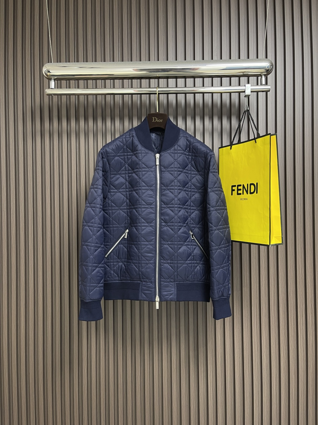 NO:572180,Dior 2025SS new diamond-shaped baseball jersey cotton jacket. This baseball jersey is designed with diamond-shaped lines, zipper opening and closing, jacquard lining, and ribs of the same color on the hem and collar. The two-pocket zipper opening and closing design is convenient for storing items. The style is very classic and unique. The upper body is both warm and handsome. Highly recommended!  Sizes S-XL,,dior,jackets & coats,alexander wang19860909Dior 2025SS新款菱型格棒球服棉夹克,这款棒球服采用菱型格行线设计,拉链式开合,提花内里,下摆和领口处搭配有同色系罗纹,两口袋拉链开合设计方便收纳物品,款式非常经典独特,上身既保暖又帅气,强烈推荐！尺码S-XL,,dior,jackets & coats,alexander wang,Men's clothing