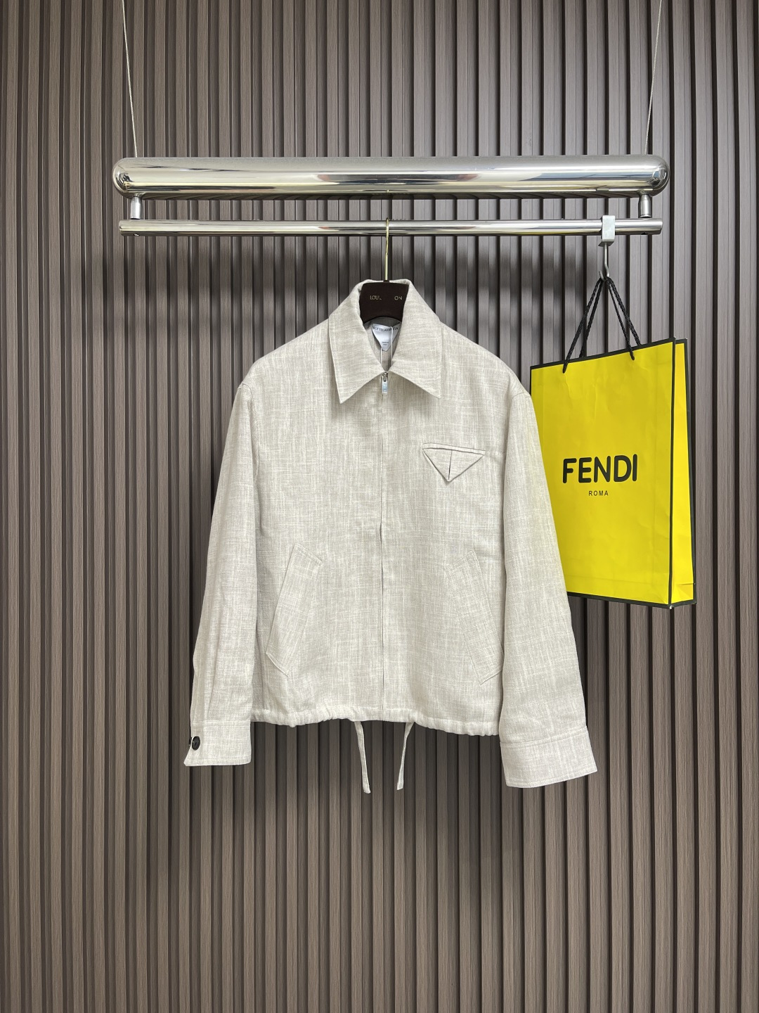 NO:572186,BV 2025ss new early autumn men's early autumn belted jacket, drawstring linen jacket, neat and stylish, classic silhouette design, customized accessories, complete three standards, same style for men and women!  Sizes S-XL,,bottega veneta,jackets & coats,jackets & coats,alexander wang19860909BV 2025ss早秋新款男士早秋束腰夹克,抽绳亚麻外套夹克利落有型,经典的廓形设计,定制辅料,三标齐全,男女同款！尺码S-XL,,bottega veneta,jackets & coats,jackets & coats,alexander wang,Men's clothing