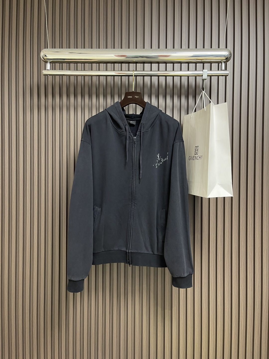 NO:572205,Balenciaga Britney Portrait Limited Edition Music Cooperation Series Hooded Zipper Sweatshirt, front and rear panels are directly printed with hot rhinestones, embroidery, and washed. The zipper hooded fabric is made of Paris ZP custom-woven and dyed cotton, with a weight of 460 grams and a clean cloth surface.  The fabric texture is clear, soft and comfortable. The threads are set-dyed with no color difference. The printing is direct injection. The embroidery is embroidered by imported Tajima embroidery machine. Sizes S-XL, balenciaga, hoodie, sweatshirts, hats, alexander wang19860909Balenciaga 布兰妮人像限量版音乐合作系列连帽拉链卫衣,前后片直喷印花＋烫钻,绣花,成衣洗水,拉链连帽面料采用巴黎ZP定织定染全棉大,克重460克,布面干净．布纹清晰,柔软舒适.螺纹采用定染无色差.印花采用直喷.绣花采用进口田岛绣花机刺绣.尺码S-XL,,balenciaga,hoodie,sweatshirts,hats,alexander wang,Men's clothing