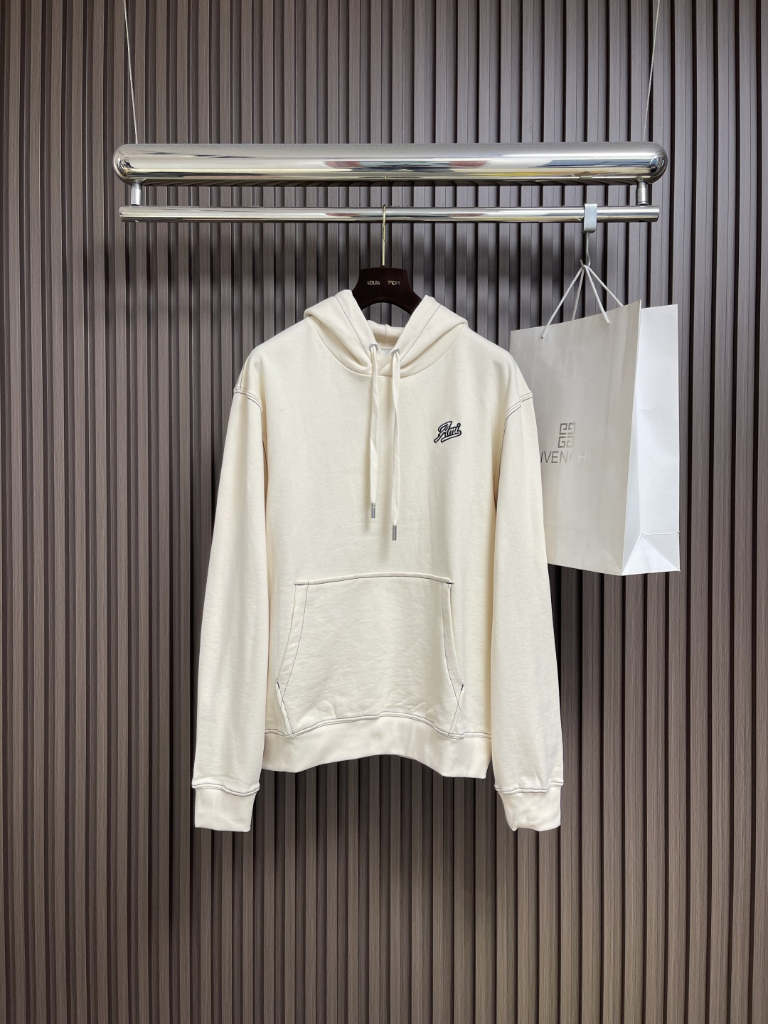 NO:572207,ami 2025ss early autumn new hooded sweatshirt, this year's new color scheme has a bit of linen tones. It is very special. The original custom-woven terry cotton has no color difference with yb. This is the most basic fabric. Compared with the previous seasons, it has become thicker, but the feel has become softer. This fabric has a special feel and washing process. The effect is particularly comfortable to the touch. Sizes S-XL, hoodie, sweatshirts, hats, alexander wang19860909ami 2025ss 早秋新款连帽卫衣,今年新配色带点亚麻的色调 很特别原版订织毛圈棉 与yb没有色差 这是最基本的面料对比以往几季的变厚了 手感却变更柔软这是面料 做了特殊手感洗水工艺 才有的效果摸起来特别的舒服.尺码S-XL,,hoodie,sweatshirts,hats,alexander wang,Men's clothing