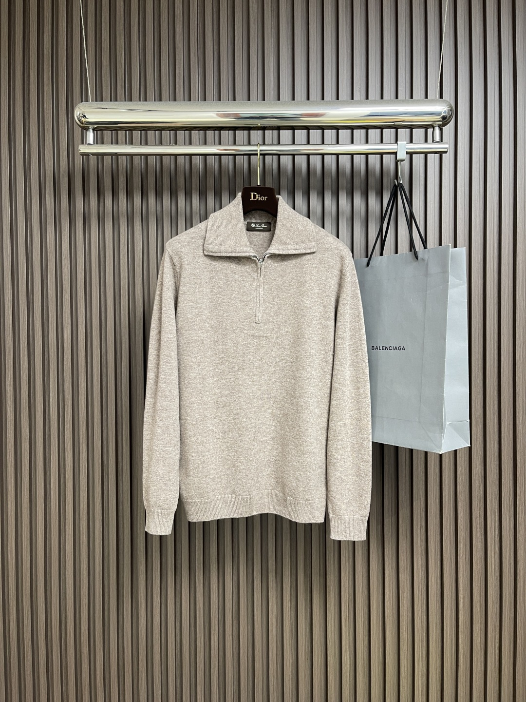 NO:572182,LP Loropiana  Half-zip sweater, men's half-zip stand-up sweater, with new texture and warmth. Selected wool fabric has a delicate and soft touch. It is close to the skin without being irritated and can lock in the temperature. It is suitable for wearing in the morning and evening when it is slightly cooler. The jacquard ingot knitting method has a clear and three-dimensional texture, breaking the monotony of the basic style and showing texture in every detail; the raglan sleeve design is not  The shoulder-shoulder shape allows for free movement without restraint, and the stand-up collar shape not only protects the neck from wind, but also makes the neck line cleaner. The half-zip style is practical and full, and the opening and closing of the neckline can be freely adjusted. It is neat to wear alone, and layered with a shirt to show layering. It is suitable for daily commuting and casual outings, and can easily be worn to create a handsome style. Size M-3XL, loro  piana,loro piana,shirts,alexander wang19860909LP Loropiana 半拉链针织衫,男士半拉链立领针织衫,质感上新,暖意随行.精选羊毛面料,自带细腻柔软触感,贴身穿亲肤不扎,还能锁住温度,早晚微凉时穿正合适.采用提花元宝针织法,纹理清晰有立体感,打破基础款的单调,细节处尽显质感；插肩袖设计不挑肩型,活动自在无束缚,搭配立领造型,既能防风护颈,又能衬得脖颈线条更利落.半拉链款式实用性拉满,可自由调节领口开合度,单穿显利落,内搭衬衫显层次感,日常通勤、休闲出游穿都很合适,轻松穿出型男格调.尺码M-3XL,,loro piana,loro piana,shirts,alexander wang,Men's clothing