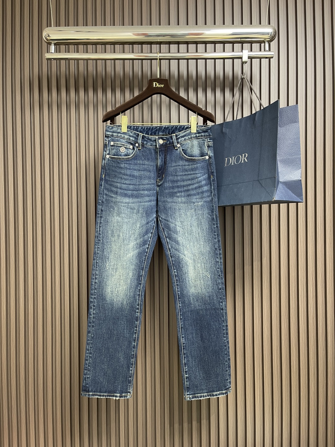 NO:573311,Dior's new logo jeans, imported Turkish pure cotton denim fabric, beautiful color, breathable, slim fit, micro-elastic fabric, versatile, long-term washing, no deformation, no discoloration, the color will become more and more natural as time goes by, the upper body effect is excellent. Generous and elegant tailoring, the design is constantly innovating but always maintains the noble and elegant style and taste, interpreting the fashion charm, small straight version, fashionable goods. Sizes 29-36, no 35, dior, jeans, alexander  wang19860909Dior 新款标识牛仔裤 进口土耳其纯棉牛仔牛面料 色泽靓丽,透气,修身版型 微弹力面料 随意百搭 久洗不变形 不变色 经过岁月流逝颜色会越来越自然 上身效果极佳.大方优雅的剪裁,设计不断创新却始终保持着高贵优雅的风格和品位 演绎时尚魅惑 版型小直筒 时尚佳品.尺码29-36 无35,,dior,jeans,alexander wang,Men's clothing