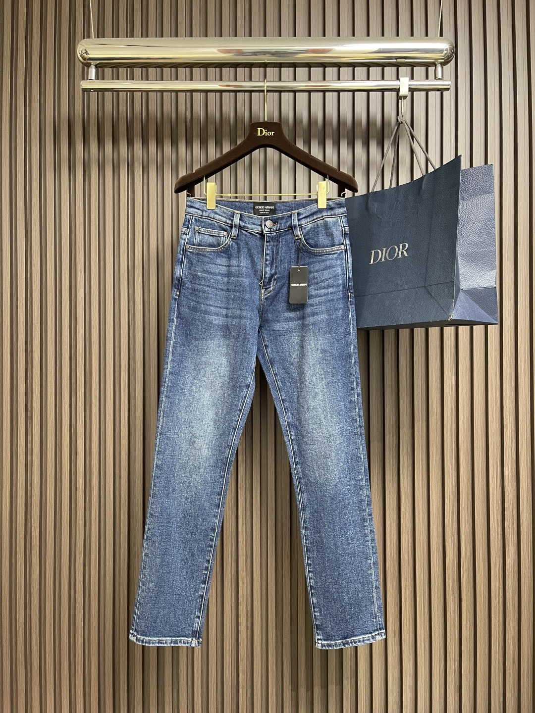 NO:573314,Giorgio Armani GA 2025FW slim jeans, early autumn new model, shipped from the factory. Imported denim fabric, slightly elastic, naturally slim and slim. Soft and delicate feel, mid-waist, classic five pockets. Three-dimensional tailoring shows perfect shaping. Customized hardware logo, super stylish, high-end appearance. Double hook stitching, exquisite workmanship, details show quality. Sizes 29-36 No 35,, armani,jeans,alexander wang19860909Giorgio Armani GA 2025FW 修身牛仔裤、早秋新款,代工厂出货.进口牛仔布面料、略带弹性、自然修身显瘦.手感柔软、细腻、中腰、经典五口袋.立体剪裁展现完美塑形.客供定制五金Logo,超级洋气、高端品相.双勾线缝制、工艺精湛、细节显品质.尺码29-36 无35,,armani,jeans,alexander wang,Men's clothing