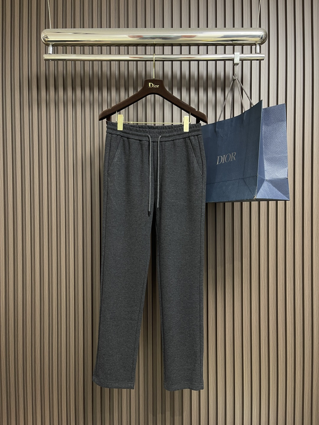 NO:572211,Prada's new early autumn straight-leg sweatpants, the fabric is invincible, the shape and design are impeccable, the versatile sweatpants, simple and casual, beautiful for outdoor sports, the hardware and accessories are top-notch, the details are good, the texture is beautiful, very stylish and substantial. Sizes M-3XL, prada, alexander wang19860909Prada 早秋新品直筒卫裤,面料无敌,型款设计都无可挑剔的百搭款卫裤,户外运动都美的简约休闲,五金辅料都是顶配细节好,质感美,十分有格调实实在在的份量.尺码M-3XL,,prada,alexander wang,Men's clothing