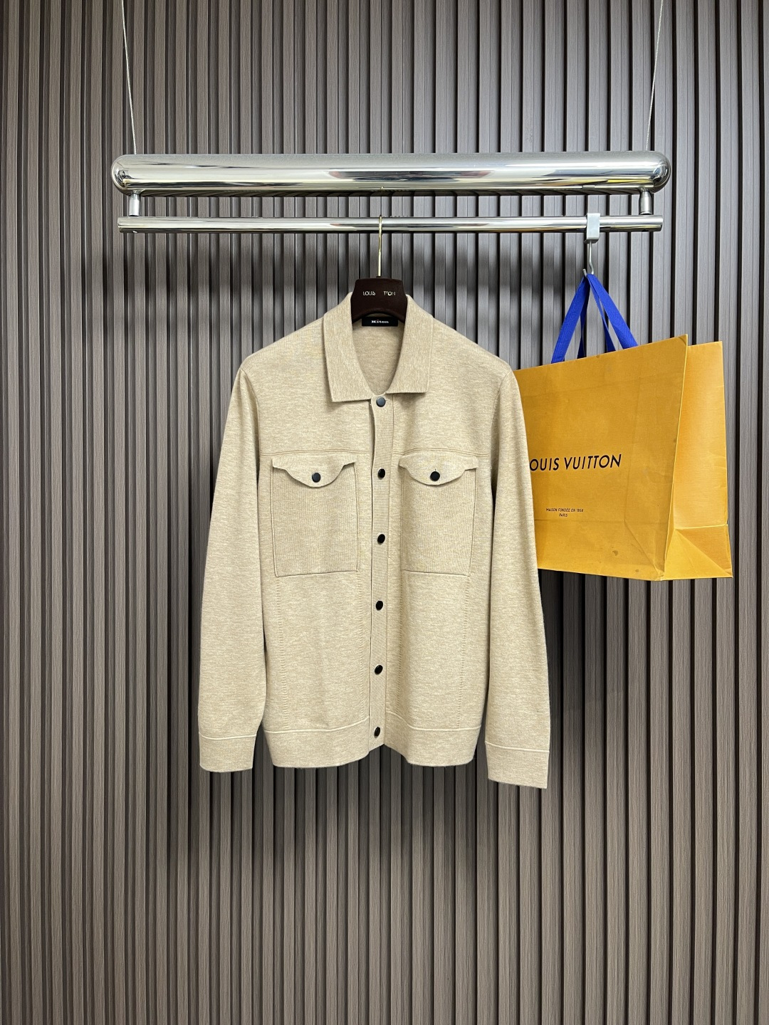 NO:572200,kiton  2025SS new autumn and winter woolen lapel jacket. The fabrics and accessories are all provided by customers. They are custom-woven and dyed. The touch is extremely soft and delicate, and the details are exquisite. The accessories are all provided by customers. The placket shape is also a classic heritage. The flap pocket is above  Exquisitely engraved brand letters, geometric aesthetic hunting suit multi-pocket design, fine workmanship and master-level craftsmanship are demonstrated throughout. The lining is made with quilting technology, the hemming and stitching are neat and perfect, and the unique limited main mark demonstrates ingenuity everywhere!  The tailoring technology is excellent, and it conforms to the rigorous ergonomic design. The upper body is smart and full of shape. The classic lapel design has a solemn and harmonious style and is extremely practical. Sizes M-3XL,,jackets & coats,jackets & coats,alexander wang19860909kiton 2025SS秋冬新款毛呢翻领夹克外套,面料与辅料皆为客供,定织定染而成,触感极为柔软细腻,细节精湛考究,辅料皆为客供,门襟造型亦属于经典传承,翻盖口袋上面镌刻有精美品牌字母,几何美学猎装多口袋设计,做工精细处处彰显大师级工艺,内衬运用绗缝工艺打造,包边及走线工整完美,独特的限定主标唛,处处皆彰显出匠心之作！裁剪技术精良,符合严谨的人体工程学设计,上身干练且型款十足,经典翻领设计,亦庄亦谐的风格,实穿性极强.尺码M-3XL,,jackets & coats,jackets & coats,alexander wang,Men's clothing