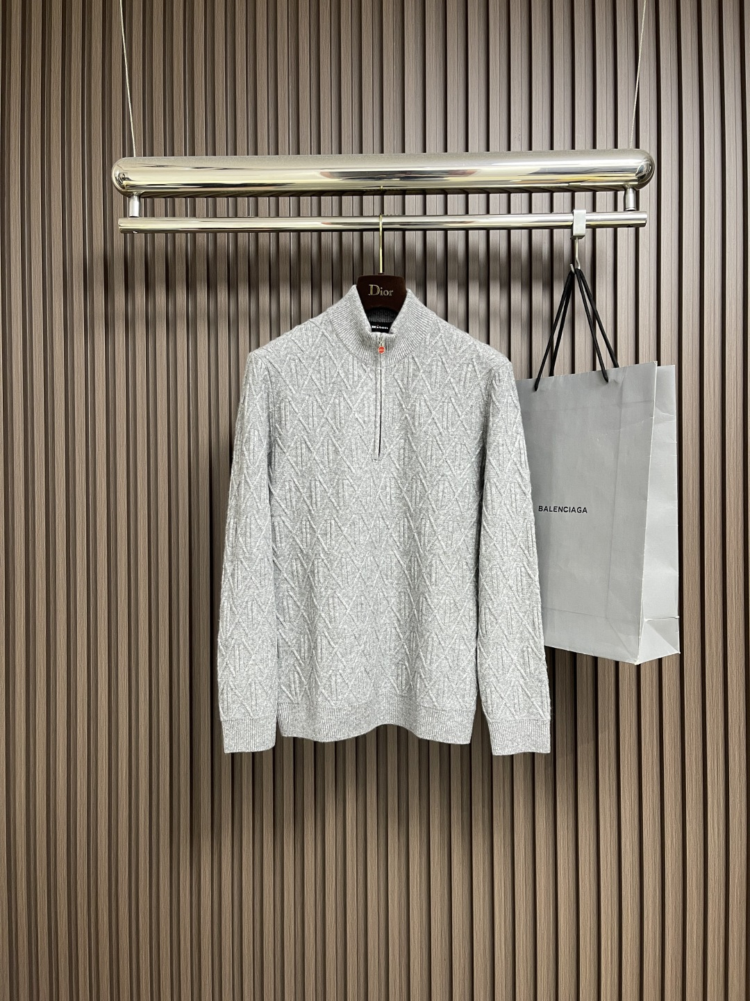 NO:572179,The kiton zippered turtleneck knitted sweater is made from high-quality merino wool. It is light and fluffy but warmer than ordinary wool. It can be switched between indoors and outdoors easily, saying goodbye to bloat!  The fine cashmere fiber has natural elasticity and fits the skin without pricking. It feels like being gently wrapped by clouds. Even sensitive skin can wear it with confidence. 'Classic and timeless' minimalist design, high-end neutral colors, single wear to show temperament, layering for layering, sizes M-3XL,,sweaters,alexander wang19860909kiton 拉链小高领针织毛衣,精选优质美利奴羊毛,轻盈蓬松却比普通羊毛更保暖,室内外自由切换,告别臃肿！细腻羊绒纤维自带天然弹性,贴身不扎肤,像被云朵轻轻包裹,敏感肌也能放心贴身穿.「经典不过时」极简设计,高级中性色,单穿显气质,叠穿有层次,尺码M-3XL,,sweaters,alexander wang,Men's clothing