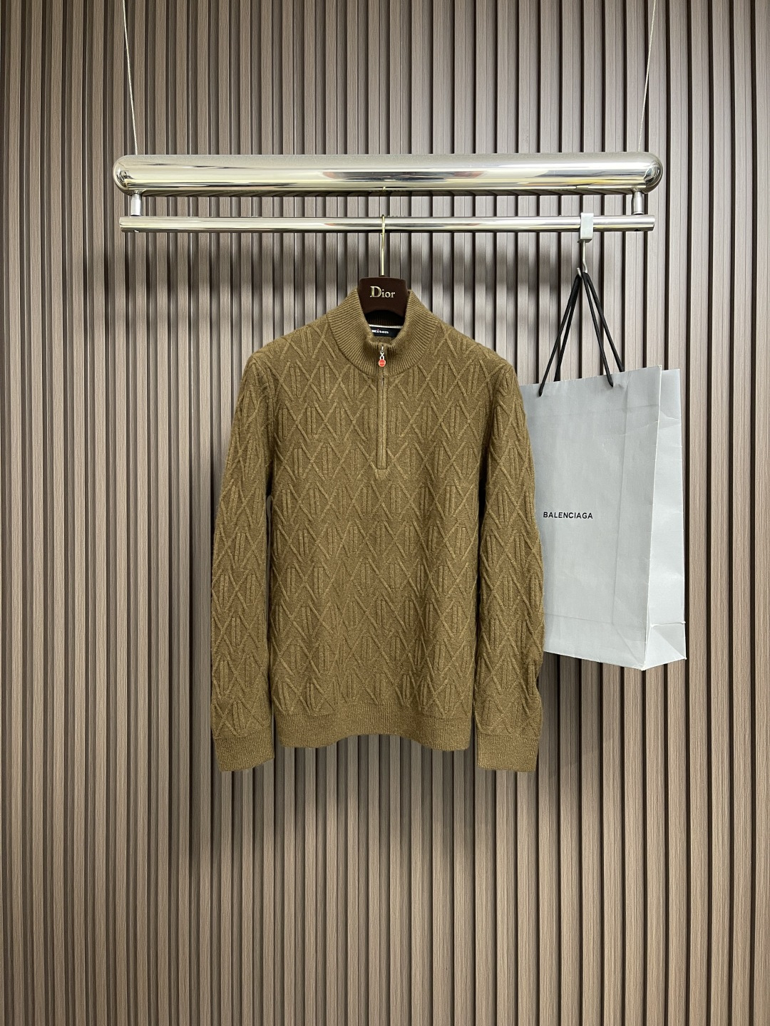 NO:572188,The kiton zippered turtleneck knitted sweater is made from high-quality merino wool. It is light and fluffy but warmer than ordinary wool. It can be switched between indoors and outdoors easily, saying goodbye to bloat!  The fine cashmere fiber has natural elasticity and fits the skin without pricking. It feels like being gently wrapped by clouds. Even sensitive skin can wear it with confidence. 'Classic and timeless' minimalist design, high-end neutral colors, single wear to show temperament, layering for layering, sizes M-3XL,,sweaters,alexander wang19860909kiton 拉链小高领针织毛衣,精选优质美利奴羊毛,轻盈蓬松却比普通羊毛更保暖,室内外自由切换,告别臃肿！细腻羊绒纤维自带天然弹性,贴身不扎肤,像被云朵轻轻包裹,敏感肌也能放心贴身穿.「经典不过时」极简设计,高级中性色,单穿显气质,叠穿有层次,尺码M-3XL,,sweaters,alexander wang,Men's clothing