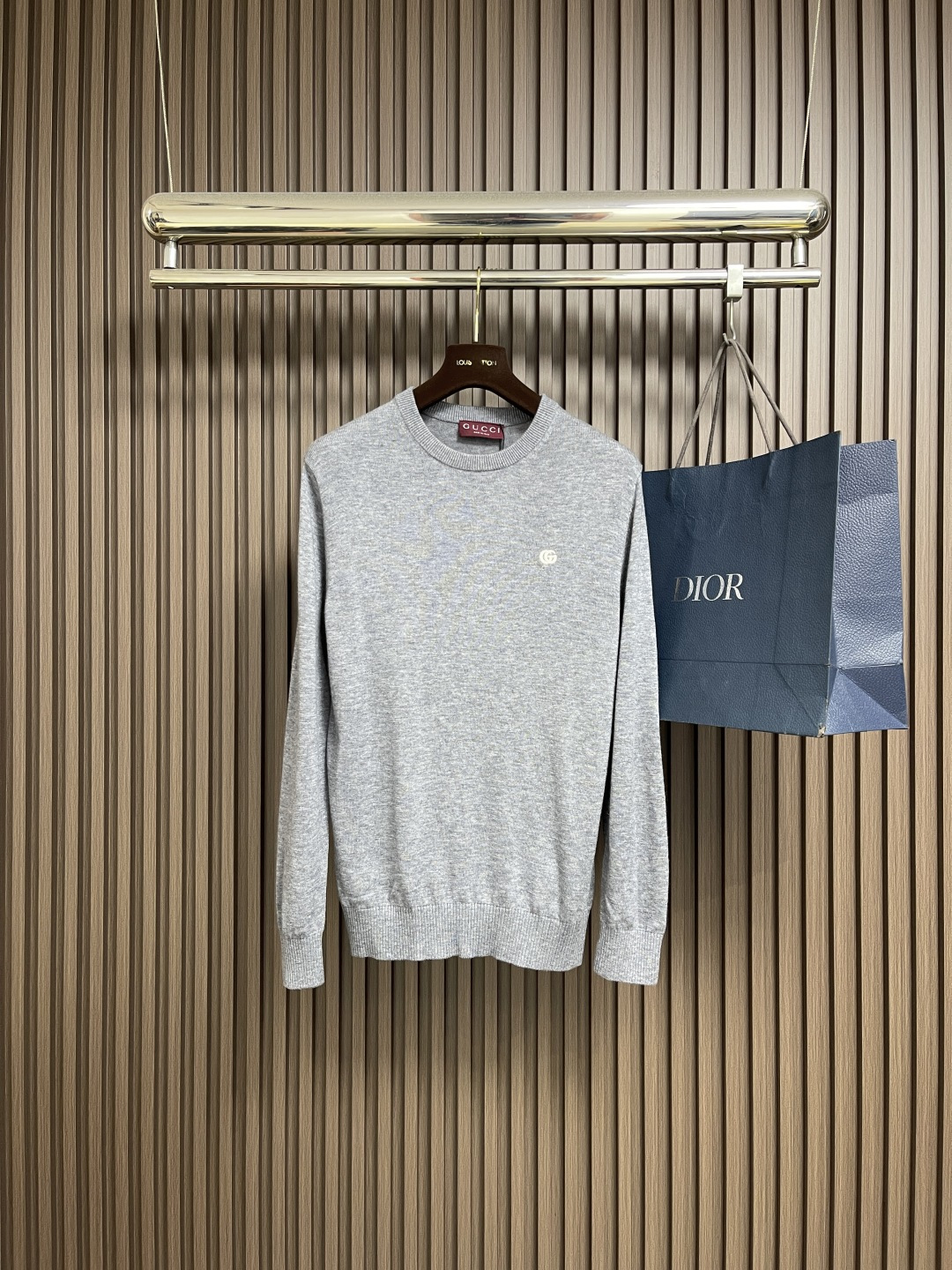 NO:654155,GUCCI 2025SS small logo embroidered wool round neck knitted sweater, made of lightweight wool plain knitted fabric. The knitted style shows a slim fit!  Classic red and green trim strips inside the collar, Behringer's exquisite small letter embroidery icon, elegant and restrained style, suitable for all ages. Sizes M-XXL,, gucci, sweaters, alexander wang19860909GUCCI 2025SS小标刺绣羊毛圆领针织毛衣,选用轻盈羊毛平织面料打造.针织款式,呈现修身版型！领内经典红绿饰条,百灵达精美小字母刺绣图标,优雅内敛风格,老少皆宜.尺码M-XXL,,gucci,sweaters,alexander wang,Men's clothing