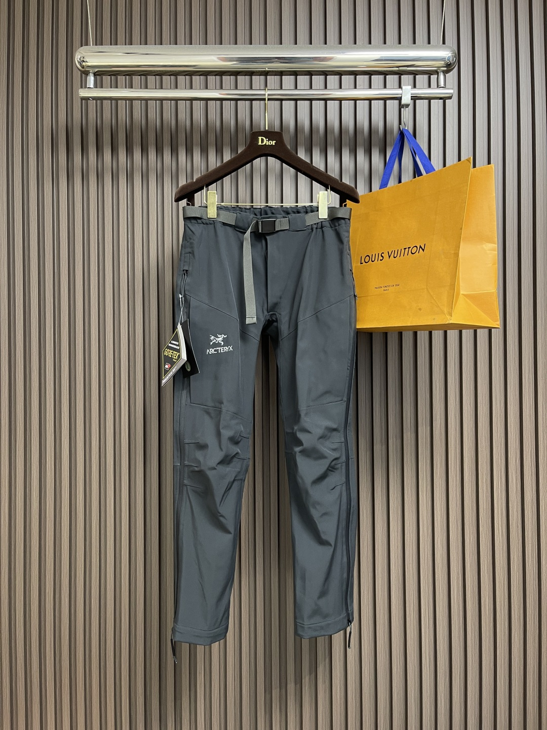 NO:654143,ARCTERYX Arc'teryx 2025ss new outdoor sports trousers for autumn and winter. The fabric is made of high-density high-elastic material on all sides, which is highly breathable and comfortable. It is quick-drying, wear-resistant and waterproof, and feels soft. The upper body is very versatile. Sizes M-3XL, arc'teryx, alexander wang19860909ARCTERYX 始祖鸟2025ss秋冬新款户外运动长裤,面料采用高密度登上四面高弹料,透气舒适度高 速干耐磨防水,手感柔软 上身非常百搭.尺码M-3XL,arc'teryx,alexander wang,Men's clothing