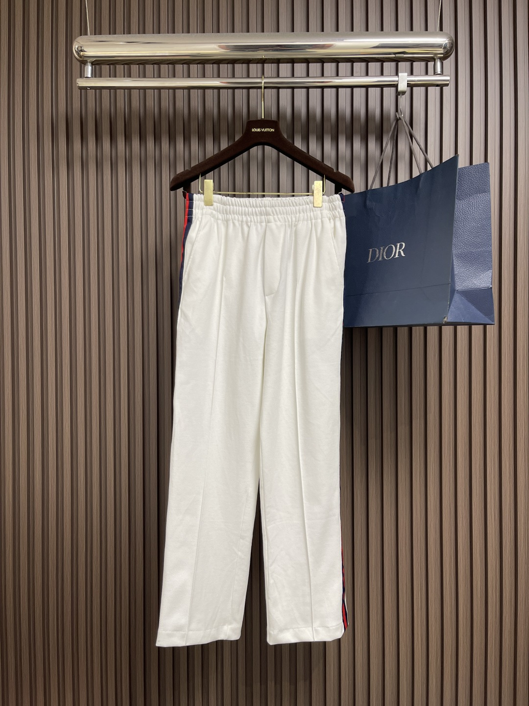 NO:656737,Tops, pants, Gucci 2025SS new contrasting web sports jacket, coat and trousers suit. This sports suit is made of pure cotton fabric, with zipper design and contrasting webbing on both sides. Elastic waist design, with 4 pockets, very novel and unique style, great upper body effect, versatile for sports and leisure, same style for men and women. Sizes S-XL,,gucci,jackets & coats,jackets & coats,alexander wang19860909上衣 裤子 Gucci 2025SS 新款撞色织带运动夹克外套长裤套装,这款运动套装采用纯棉面料制作而成,拉链开合设计,两侧搭配有撞色织带.松紧腰头设计,搭配有4口袋,款式非常新颖独特,上身效果超赞,运动休闲都巨百搭,男女同款.尺码S-XL,,gucci,jackets & coats,jackets & coats,alexander wang,Men's clothing