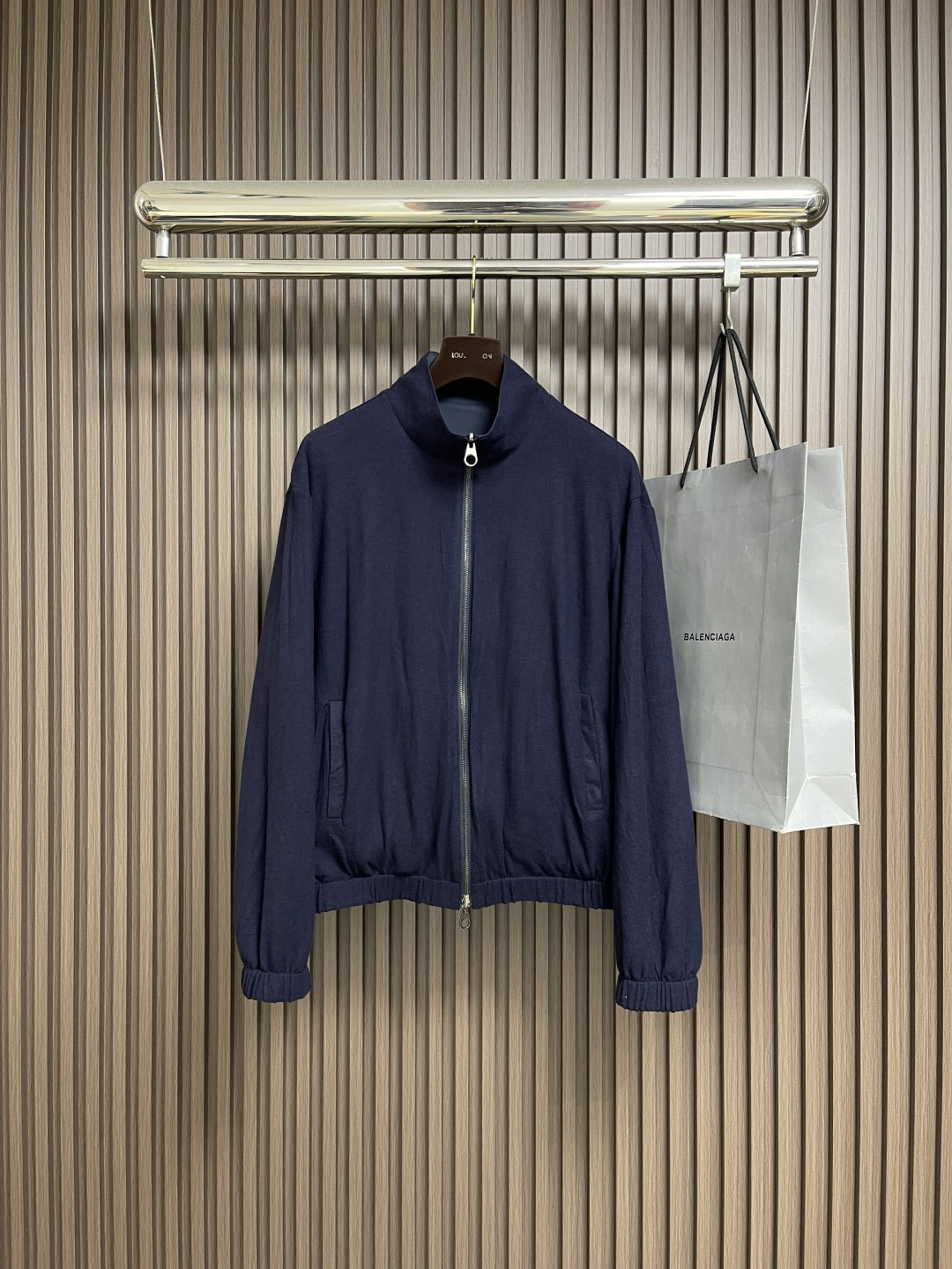 NO:656735,LP Loropiana 2025ss new autumn and winter double-sided jacket, fashionable and handsome, simple and versatile, original hardware accessories logo, customized original fabric, not only crisp and trendy silhouette, but also comfortable to wear, more delicate yarn. Size 46-52,,loro piana,loro piana,jackets & coats,jackets & coats,alexander wang19860909LP Loropiana 2025ss秋冬新款双面穿夹克外套,时尚帅气,简约百搭款,原版五金辅料logo,定制原版面料,不仅挺括,保持潮流的廓形,又穿着舒适,纱织更细腻.尺码46-52,,loro piana,loro piana,jackets & coats,jackets & coats,alexander wang,Men's clothing