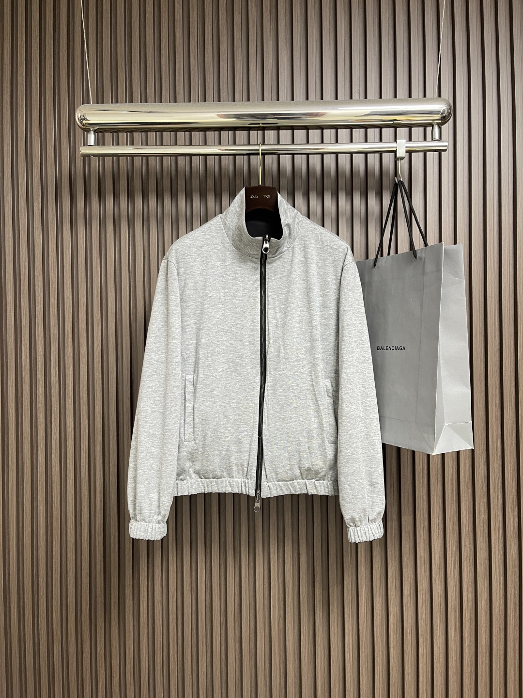 NO:572185,LP Loropiana 2025ss new autumn and winter double-sided jacket, fashionable and handsome, simple and versatile, original hardware accessories logo, customized original fabric, not only crisp and trendy silhouette, but also comfortable to wear, more delicate yarn. Size 46-52,,loro piana,loro piana,jackets & coats,jackets & coats,alexander wang19860909LP Loropiana 2025ss秋冬新款双面穿夹克外套,时尚帅气,简约百搭款,原版五金辅料logo,定制原版面料,不仅挺括,保持潮流的廓形,又穿着舒适,纱织更细腻.尺码46-52,,loro piana,loro piana,jackets & coats,jackets & coats,alexander wang,Men's clothing