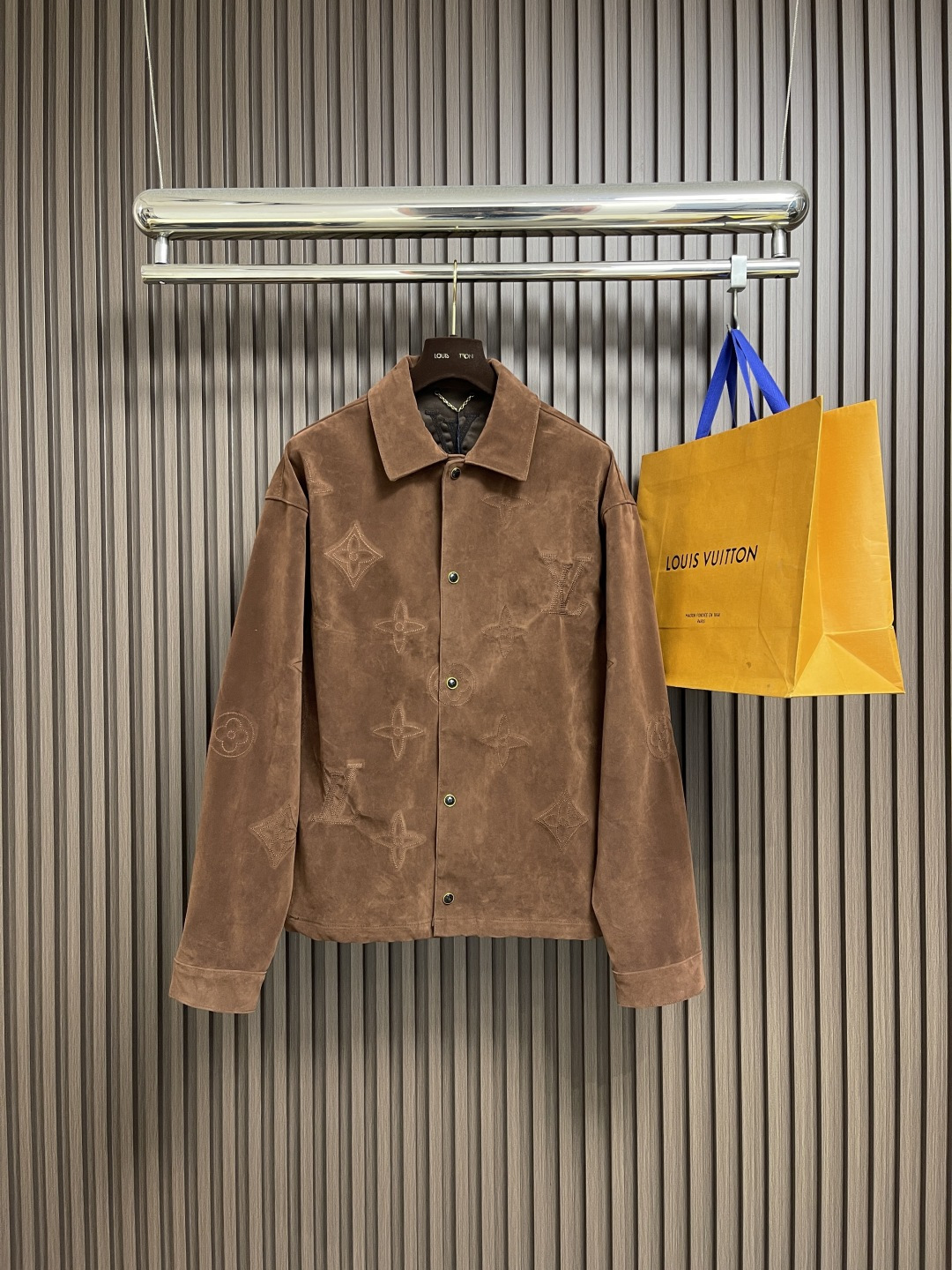 NO:572213,LV large flower embroidered suede long-sleeved shirt is made of French velvet custom fabric. The dark brown suede fabric will show different color effects under different lights. The interior is customized with black silk lining. The whole piece has very personalized features, imported machine counter-embroidery, and the left and right counter-position details at the placket are comparable to the original version. Customized hardware buttons and accessories have a delicate and smooth touch, low-key luxury design. Small double-open pockets on both sides. Same style for men and women. Sizes S-XL, Louis  vuitton,shirts,real silk,chamois leather,alexander wang19860909LV 大花刺绣麂皮长袖衬衫,采用法国绒定制面料,深咖色绒面布料在不同的灯光下,会呈现不同色系效果.内里定制黑色真丝里布.整件,具有非常个性的特点,进口机对位绣花,门襟处左右对位细节媲美原版.定制的五金纽扣,配件手感色泽细腻光滑,低调奢华的设计.两侧双开袋小.男女同款.尺码S-XL,,louis vuitton,shirts,real silk,chamois leather,alexander wang,Men's clothing